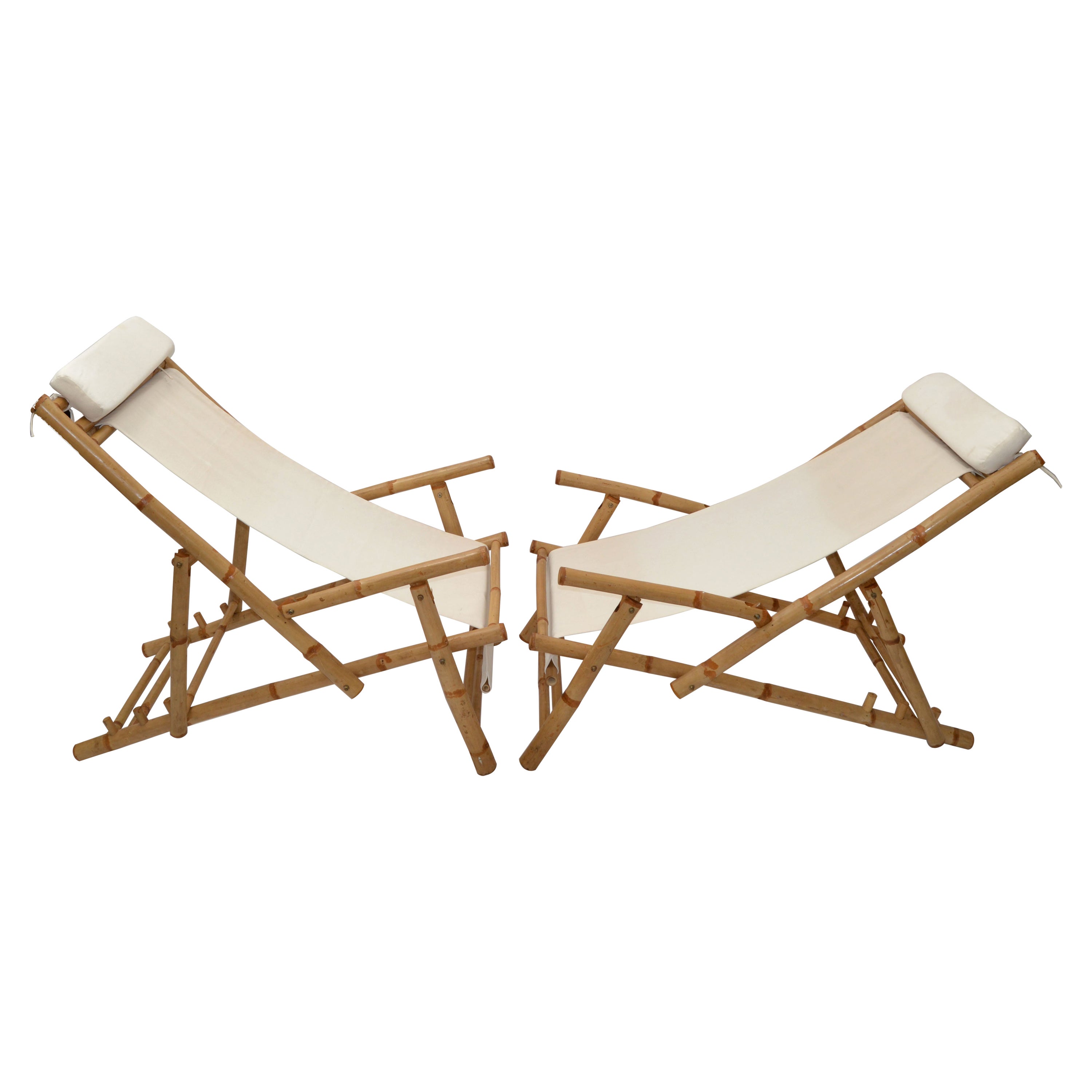 Coppia di sedie da salotto pieghevoli in bambù, ottone e tessuto di lino, risalenti al 1970.
Con cuscino integrato. Tessuto originale.
Misure piegate: H. 58 x L. 24 x P. 6 pollici.
Chic bohémien per gli spazi interni tropicali, la veranda o il