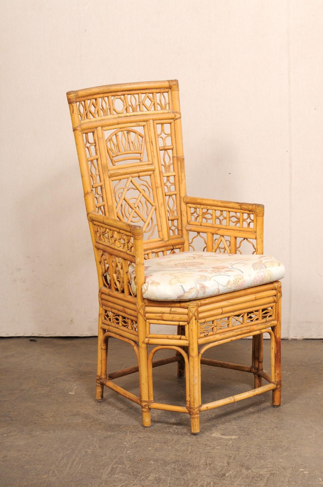 Una coppia di poltrone in bambù decorate con cuscini di seduta. Questa coppia di sedie indonesiane vintage presenta una struttura in bambù, costruita con pannelli dal design intricato che si trovano su tutto lo schienale, i braccioli e lo zoccolo.