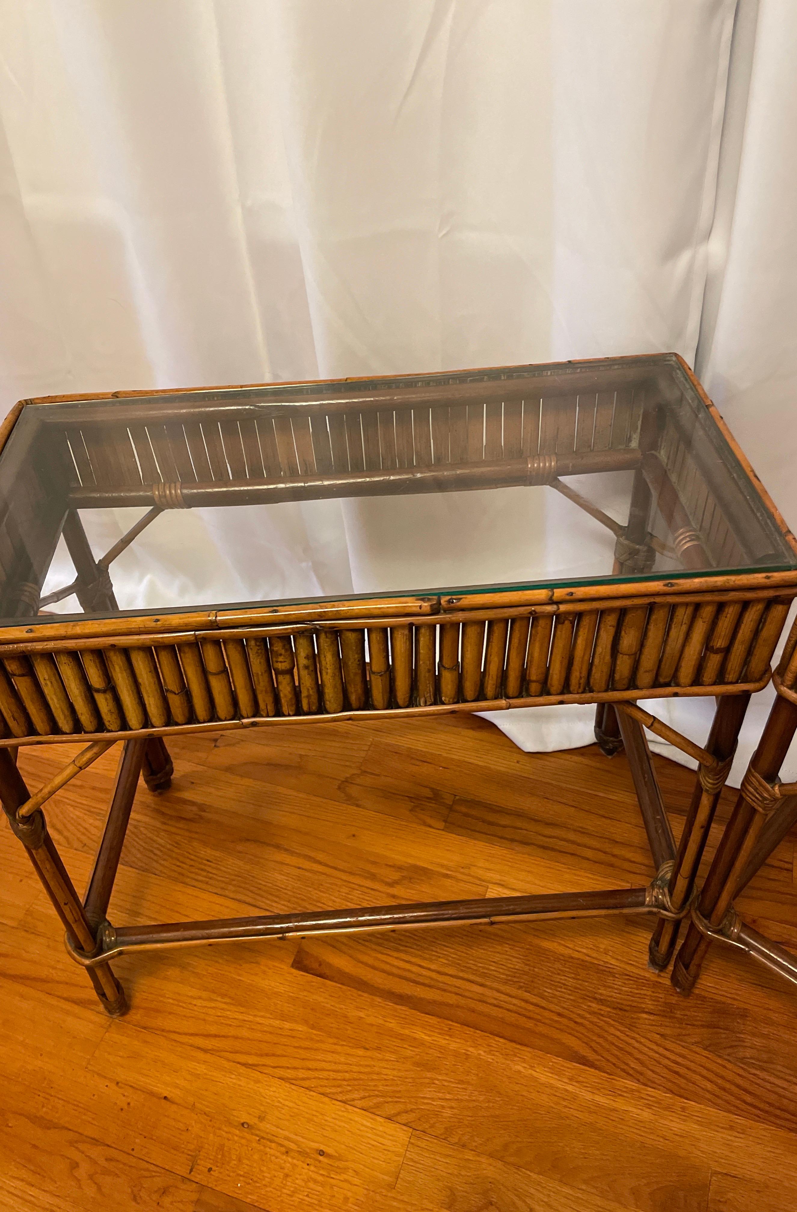 Ein Paar rechteckige Beistelltische aus Bambus mit Glasplatten im Vintage-Stil. Der gesamte Tisch ist mit einer Bambusschürze eingefasst, die an allen Seiten mit Bodenstreben versehen ist.
Sehr gut konstruierte und robuste Tische.