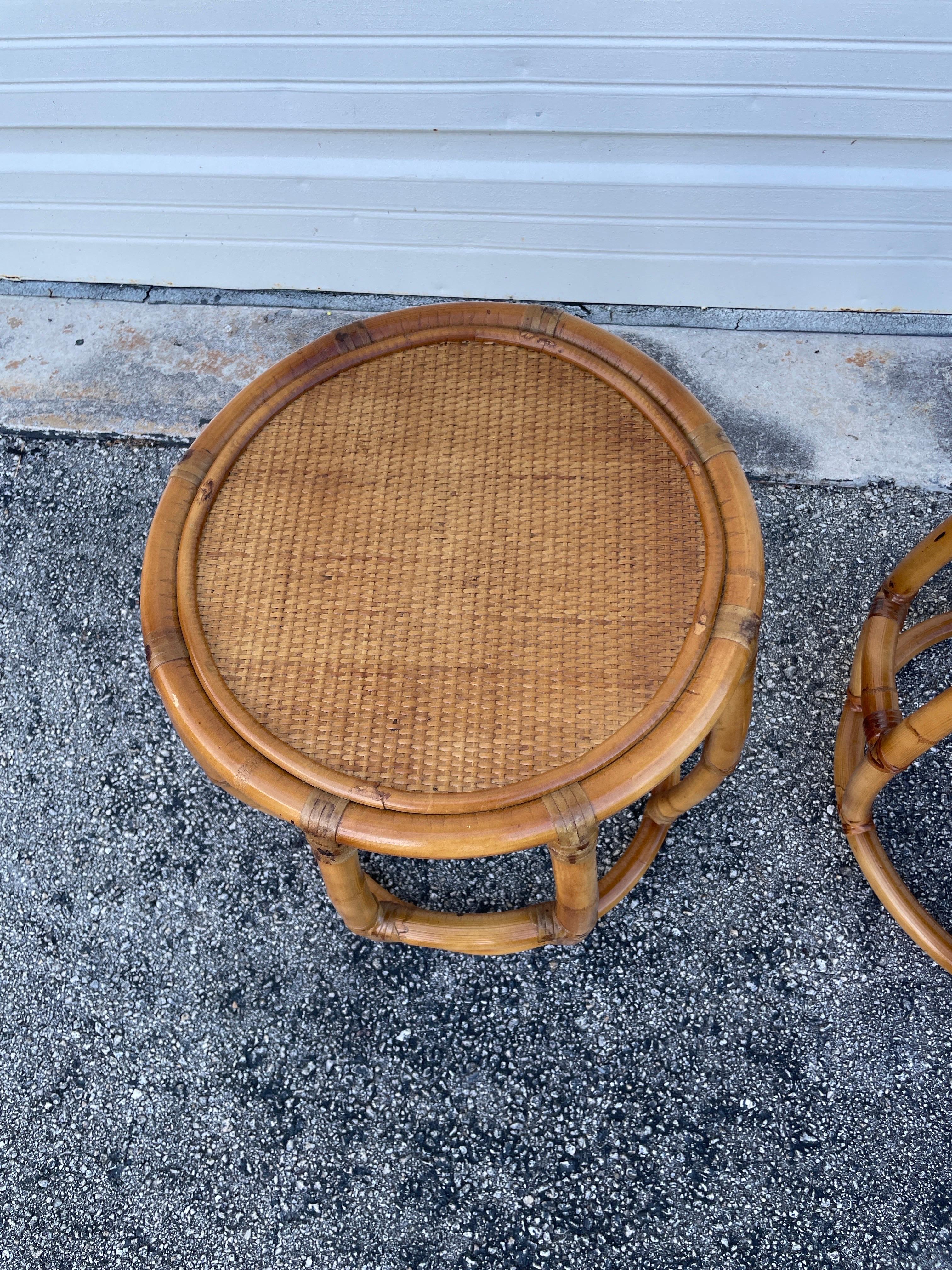Paire de tables d'appoint / tables à boissons rondes en bambou vintage. Très bien construit et robuste.