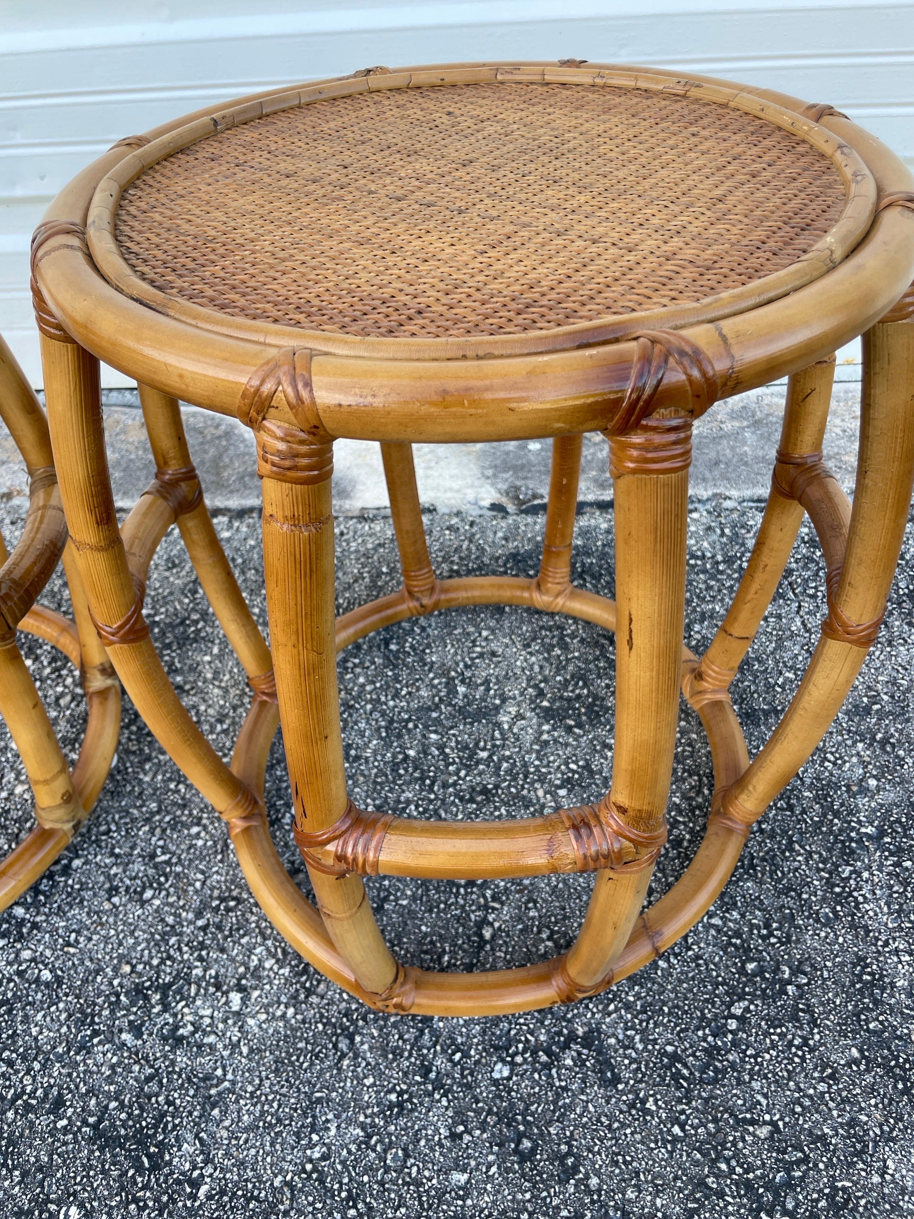 20ième siècle Paire de tables d'appoint vintage en bambou en vente