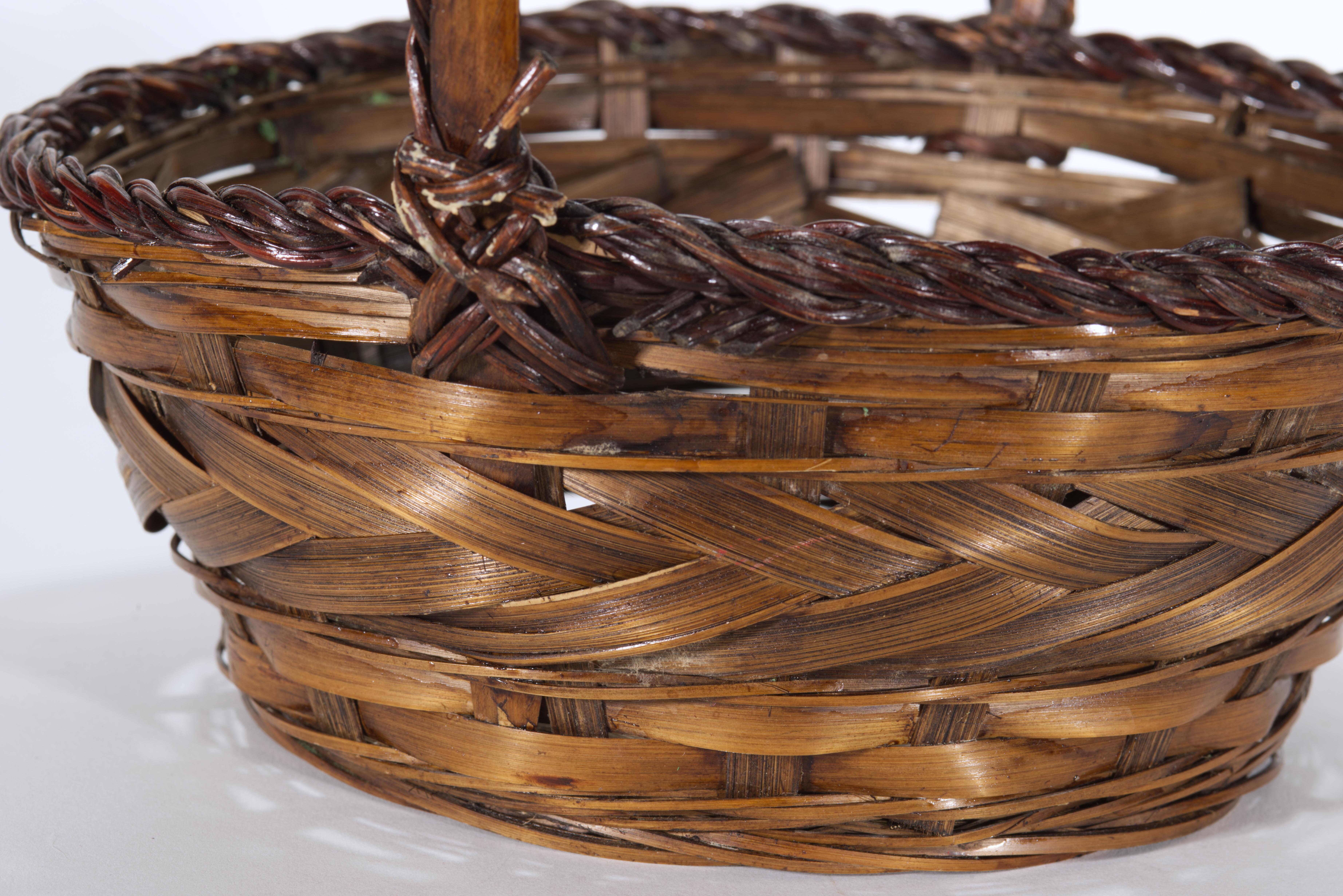Pair of Vintage Bamboo Wicker Ikebana Hanakago Baskets with Handles For Sale 4