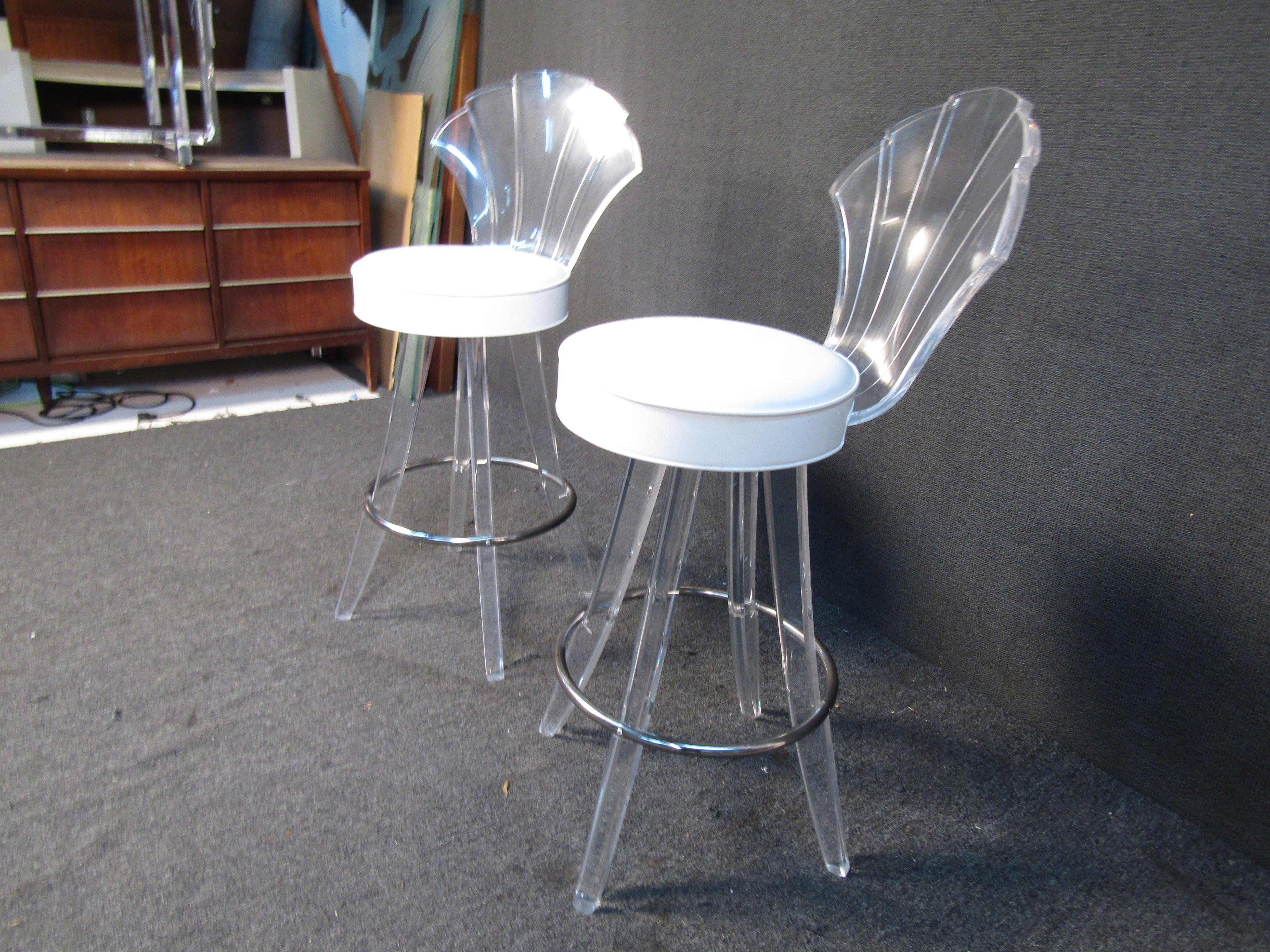 Mid-Century Modern Pair of Vintage Bar Stools in Lucite and Vinyl For Sale