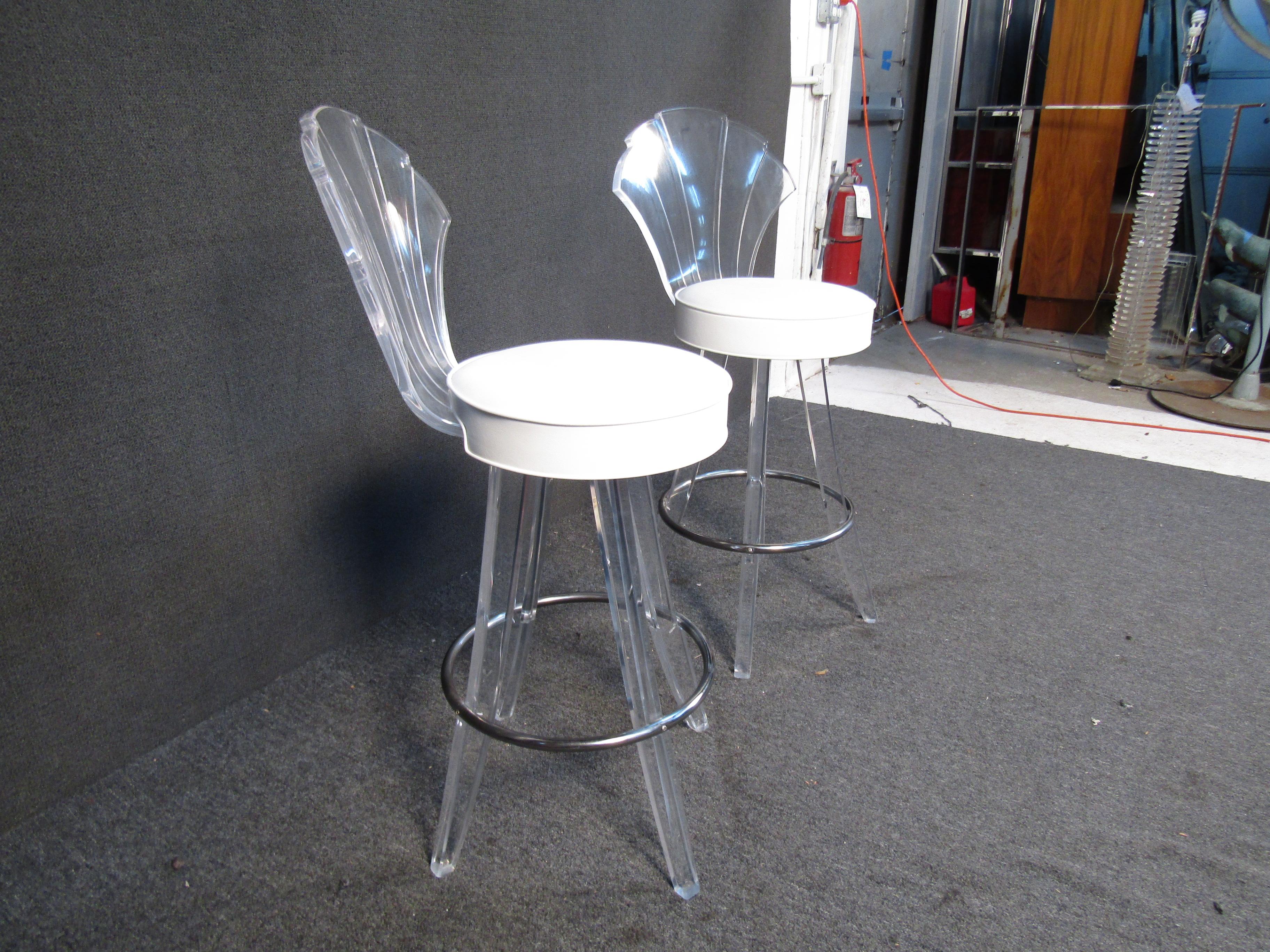 Pair of Vintage Bar Stools in Lucite and Vinyl In Good Condition For Sale In Brooklyn, NY