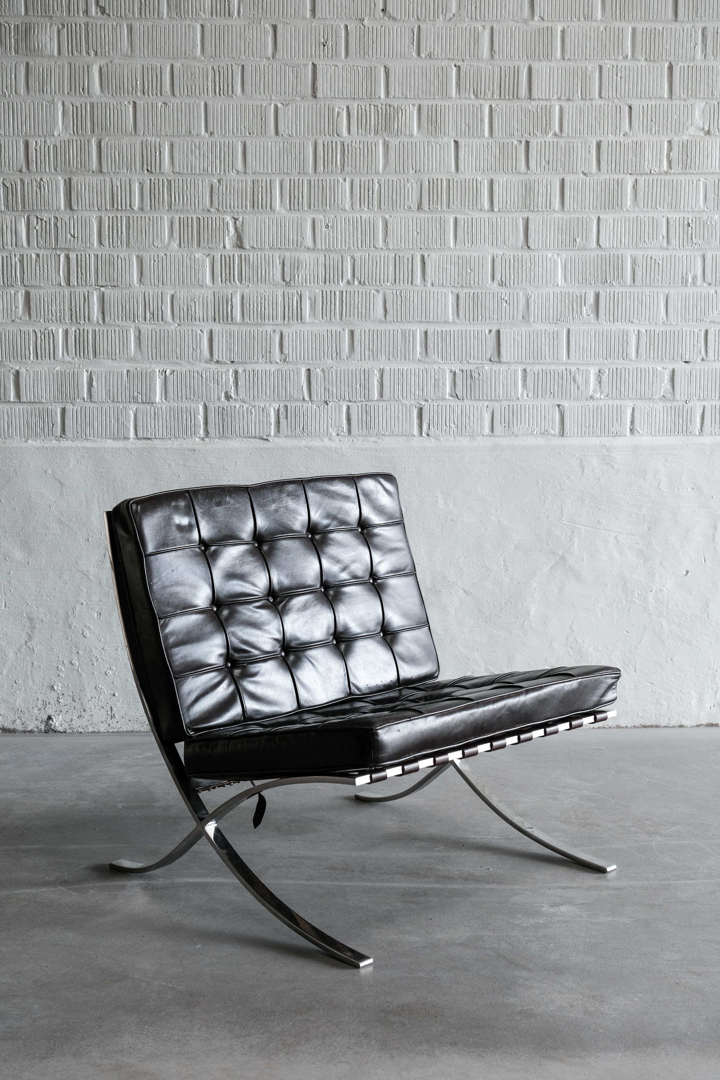  Ikonisches Vintage-Paar von Barcelona Lounge Chairs von Mies van der Rohe! 

Zeitloses Paar Barcelona-Sessel, ein Designklassiker des legendären Mies van der Rohe! Diese Stühle sind nicht einfach nur Möbel, sie sind ein Statement und verkörpern den