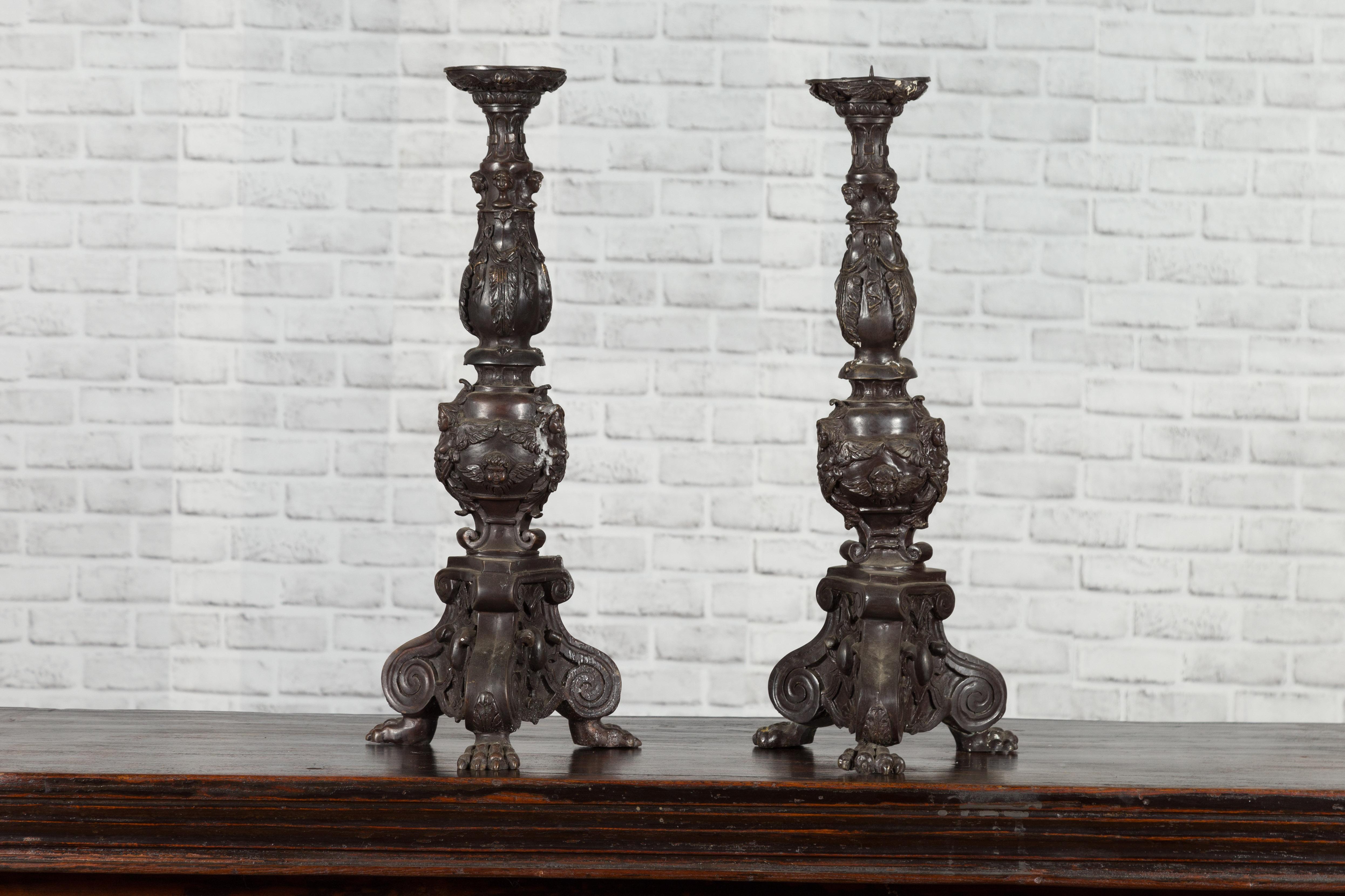 Paire de chandeliers de style baroque vintage en bronze moulé avec figures de chérubins en vente 5