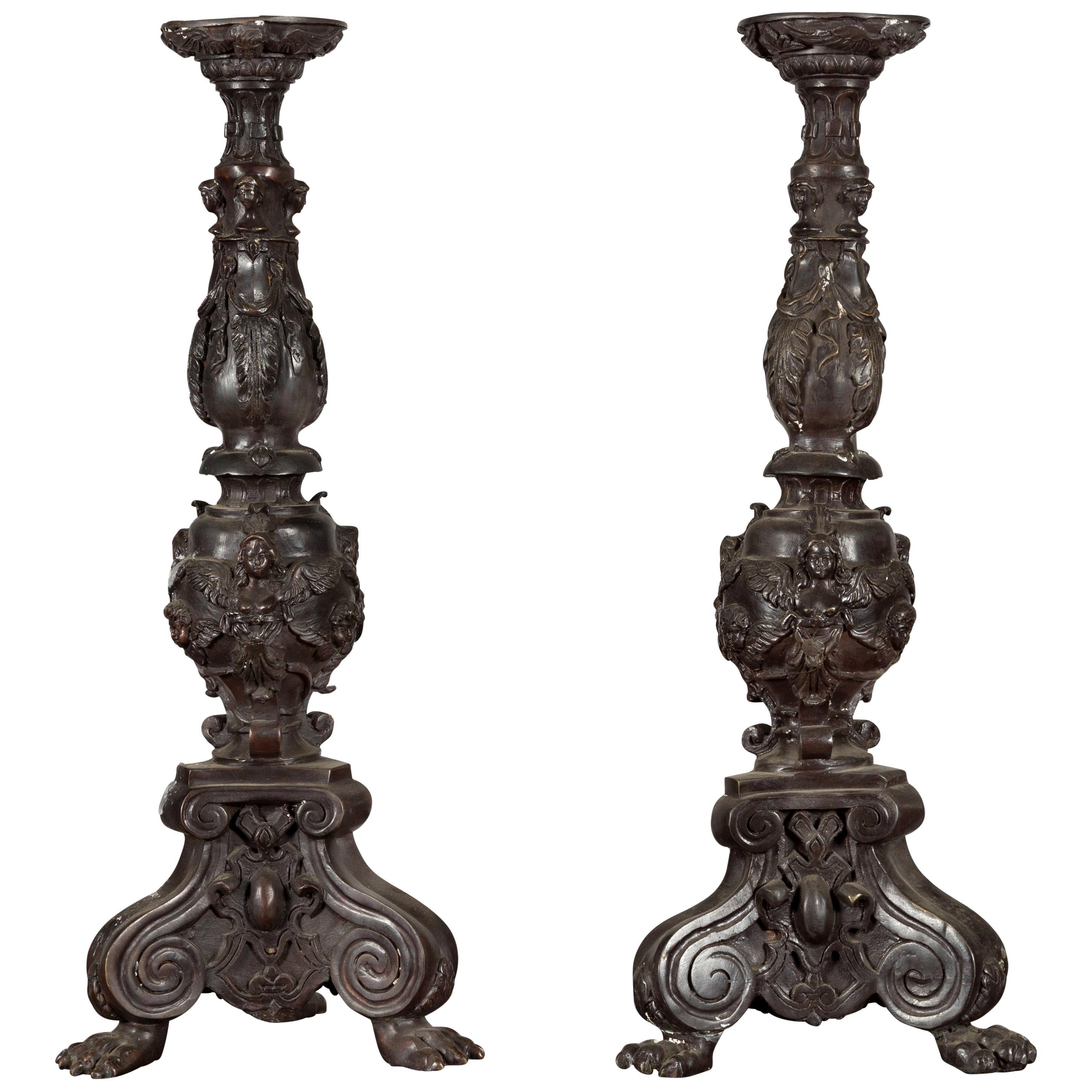 Paire de chandeliers de style baroque vintage en bronze moulé avec figures de chérubins en vente