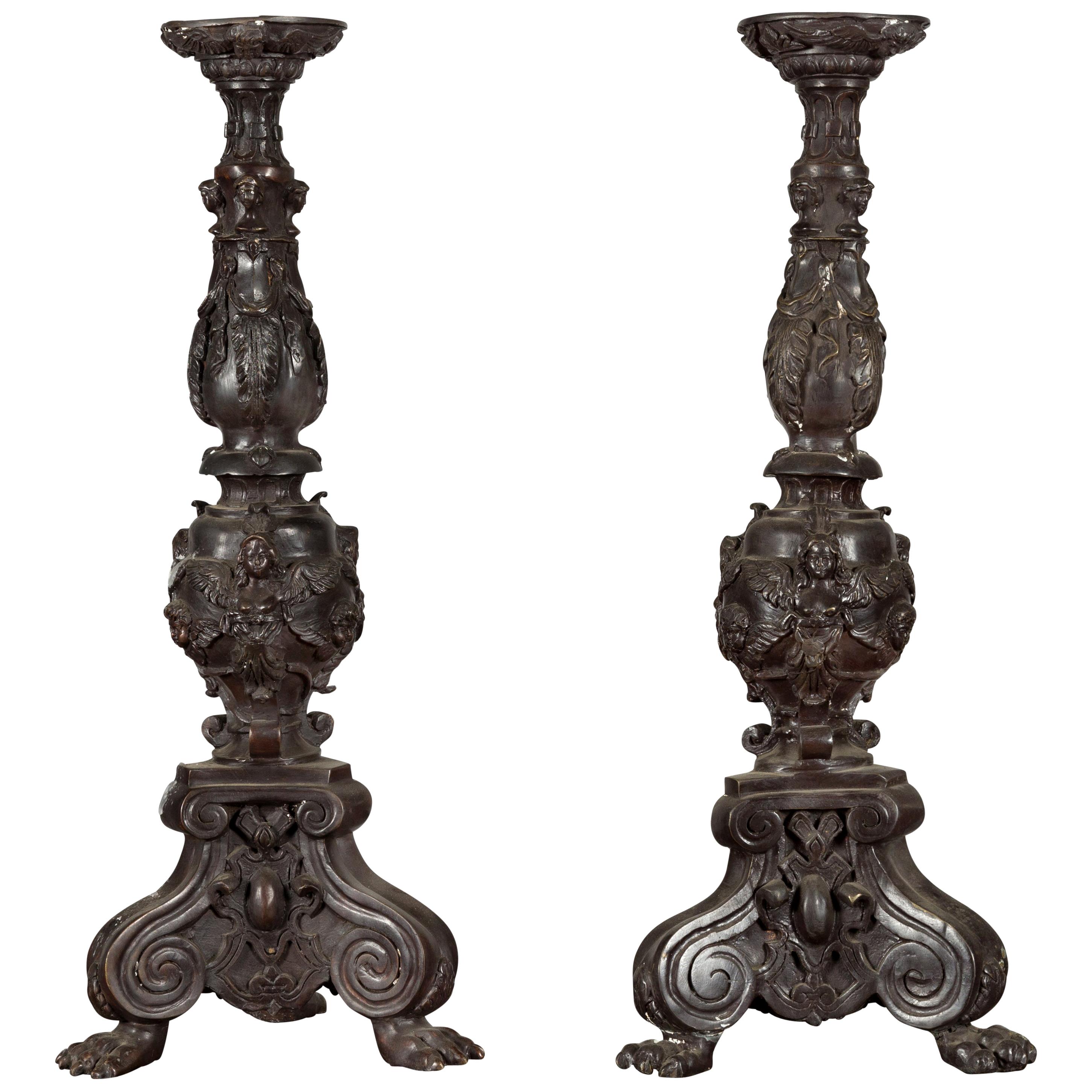 Coppia di candelieri in bronzo fuso in stile barocco vintage con figure di cherubini