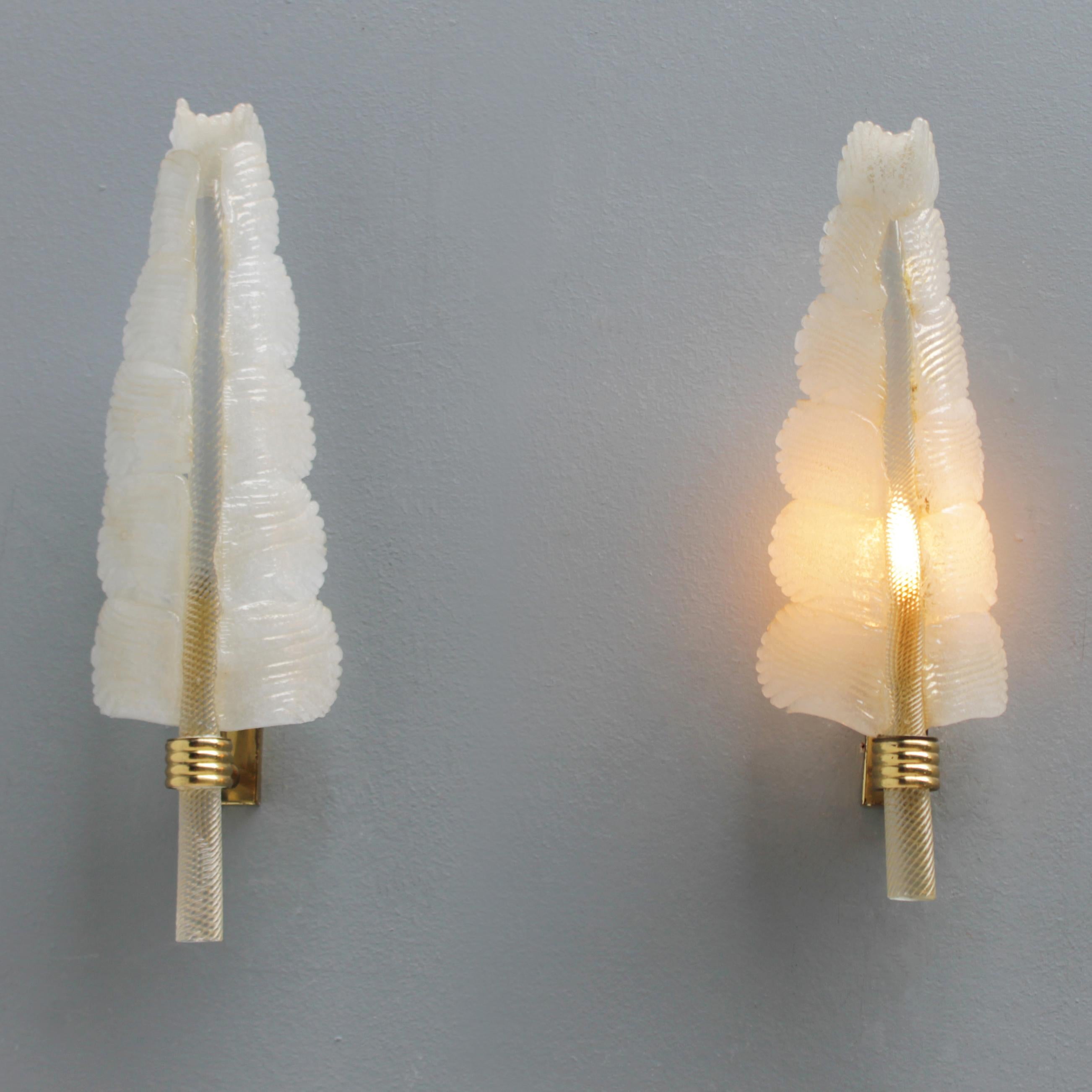 Pair of original Murano palm leaf shaped sconces by Barovier & Toso. Venice Italy, period 1945-1955. The glass is executed in 'avventurina': an old, yet complicated technique to infuse glass with very small gold particles, thus creating the subtle