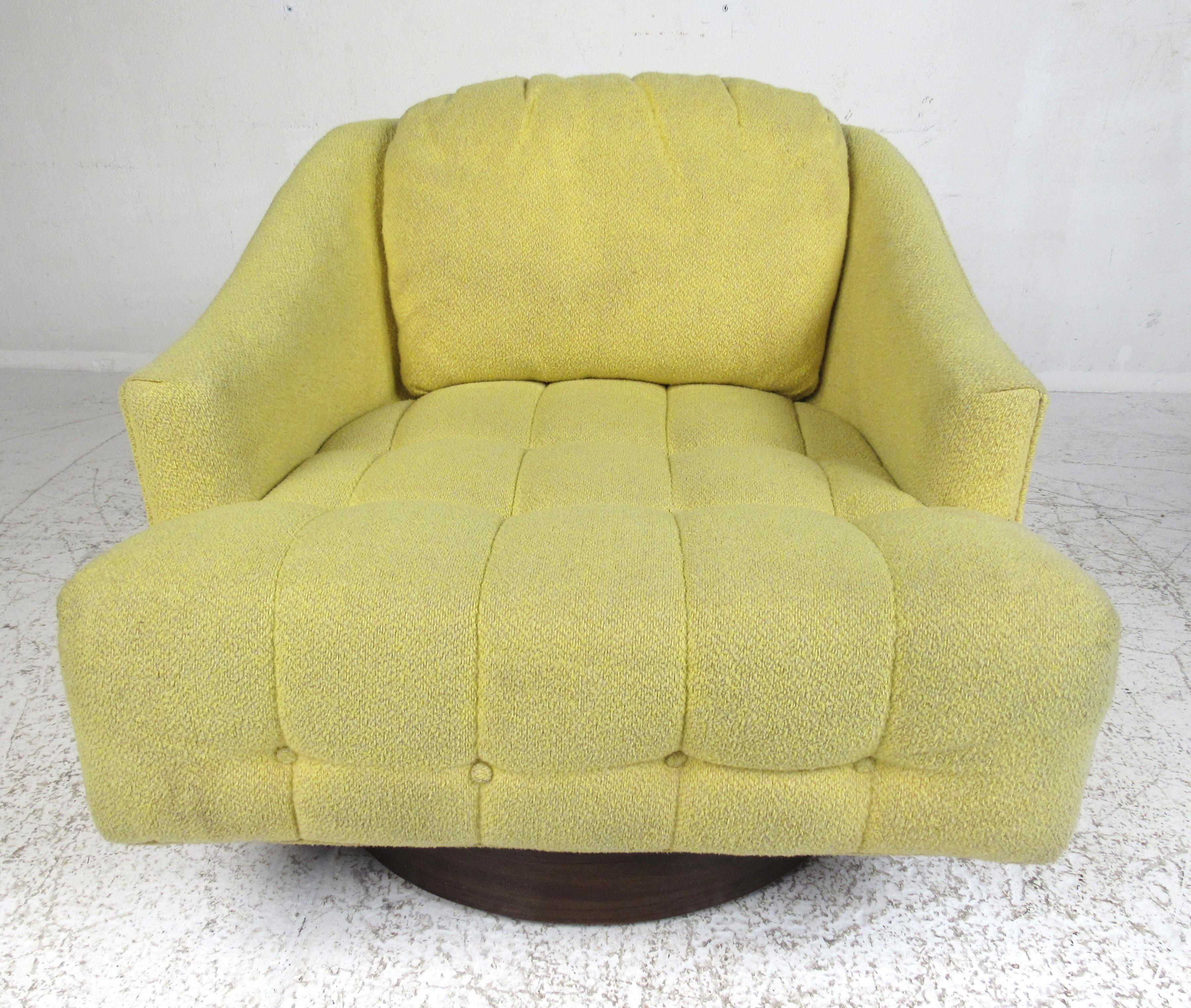 Mid-Century Modern Pair of Vintage Barrel Back Swivel Lounge Chairs For Sale