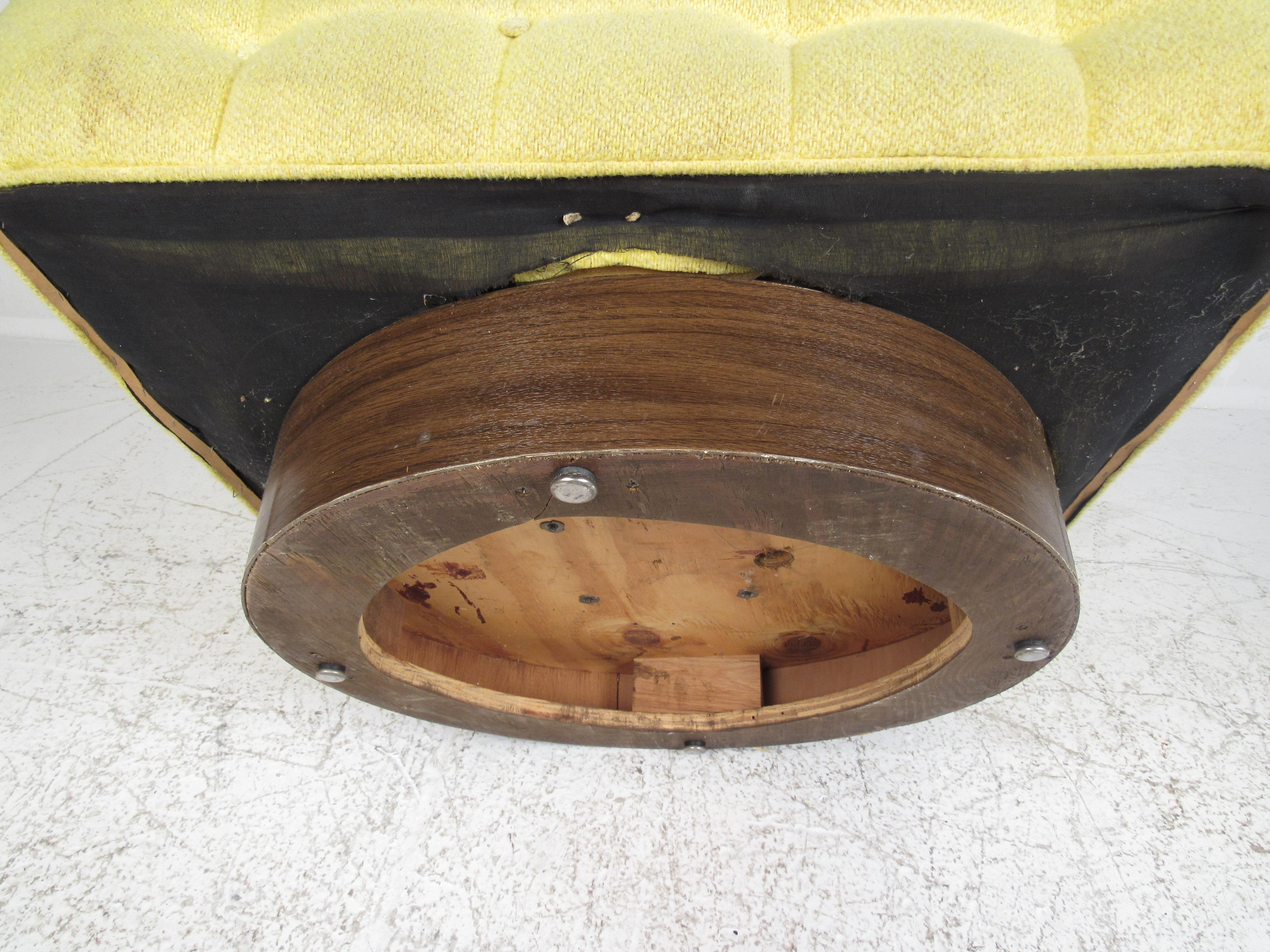 Paar Vintage Barrel Back Swivel Lounge Chairs (Ende des 20. Jahrhunderts)