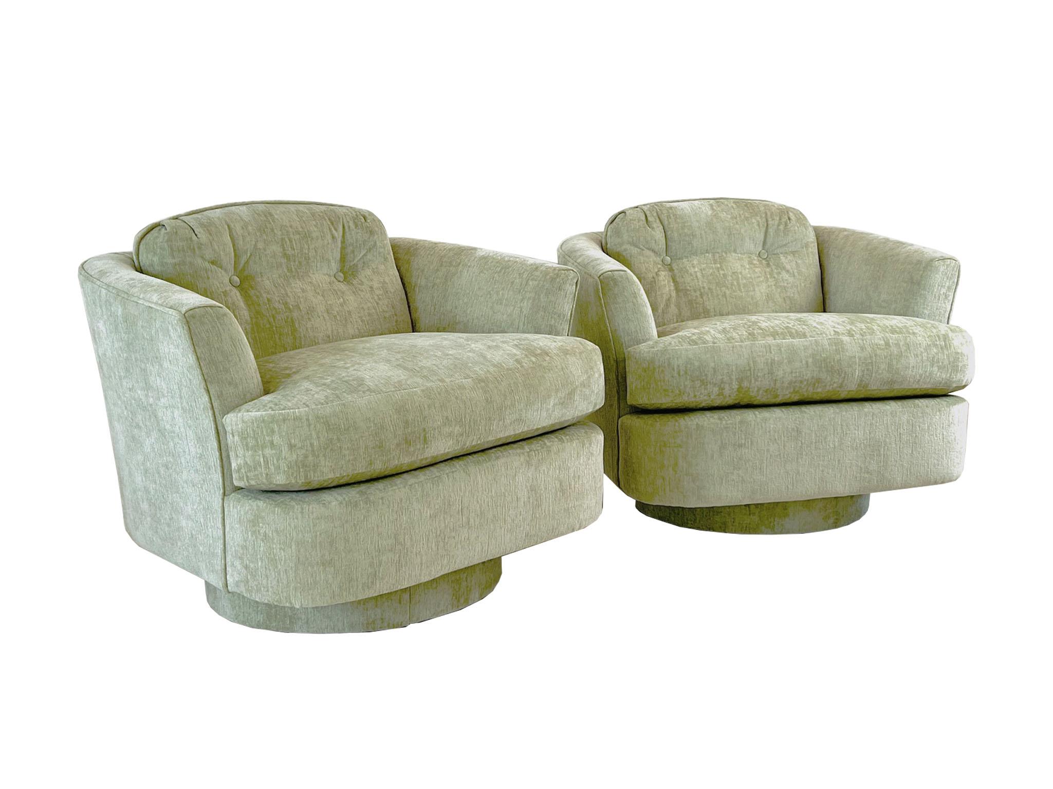 Pareja de sillas giratorias de mediados de siglo, tapizadas recientemente y en buen estado. Estas sillas presentan un característico diseño curvado, que ofrece comodidad y un elegante atractivo vintage. La funcionalidad giratoria añade versatilidad,