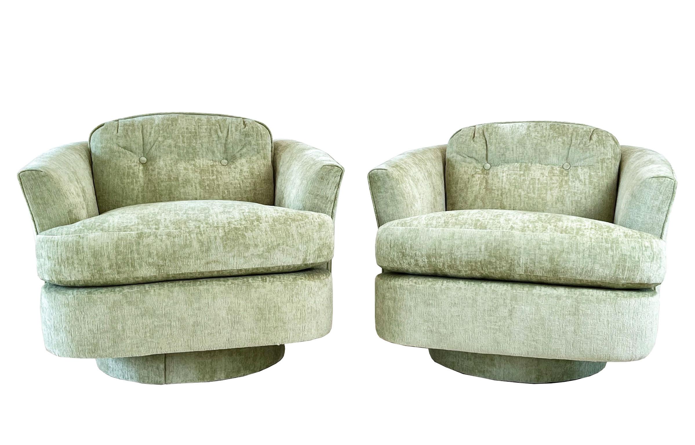 Pareja de sillas giratorias Vintage Barrel Mid-Century Moderno de mediados de siglo en venta
