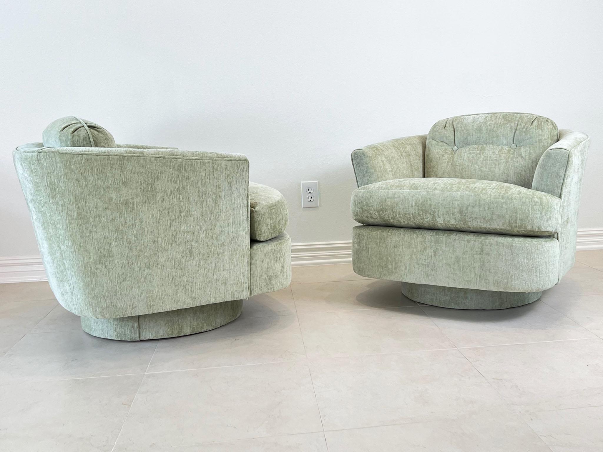 Pareja de sillas giratorias Vintage Barrel Mid-Century Estadounidense en venta