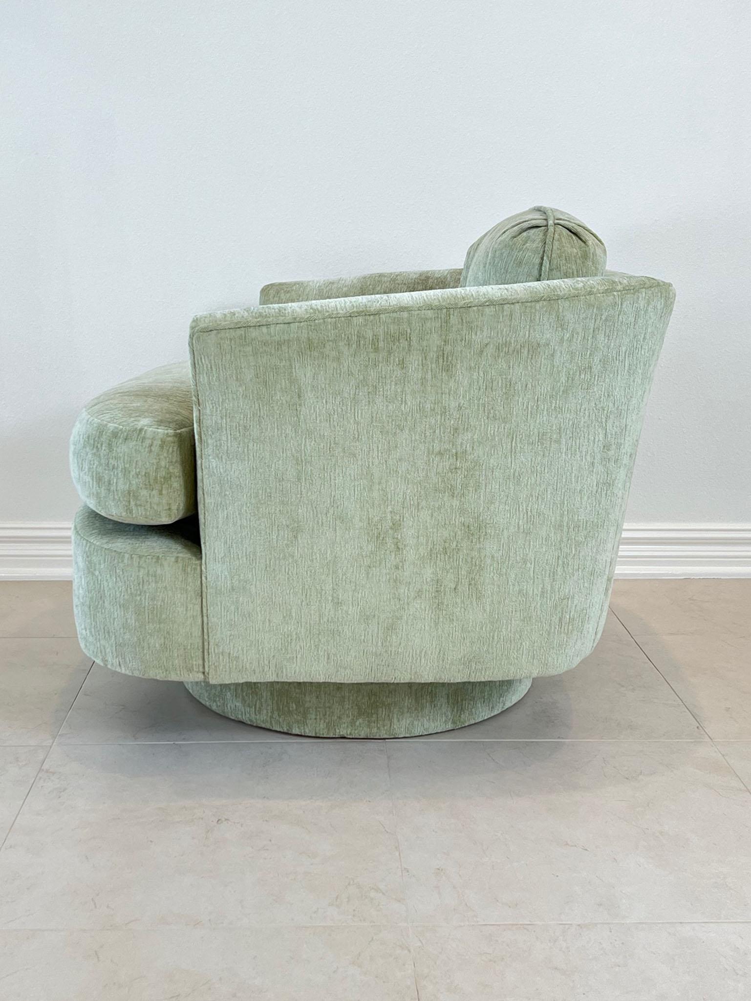 Pareja de sillas giratorias Vintage Barrel Mid-Century Tapicería en venta