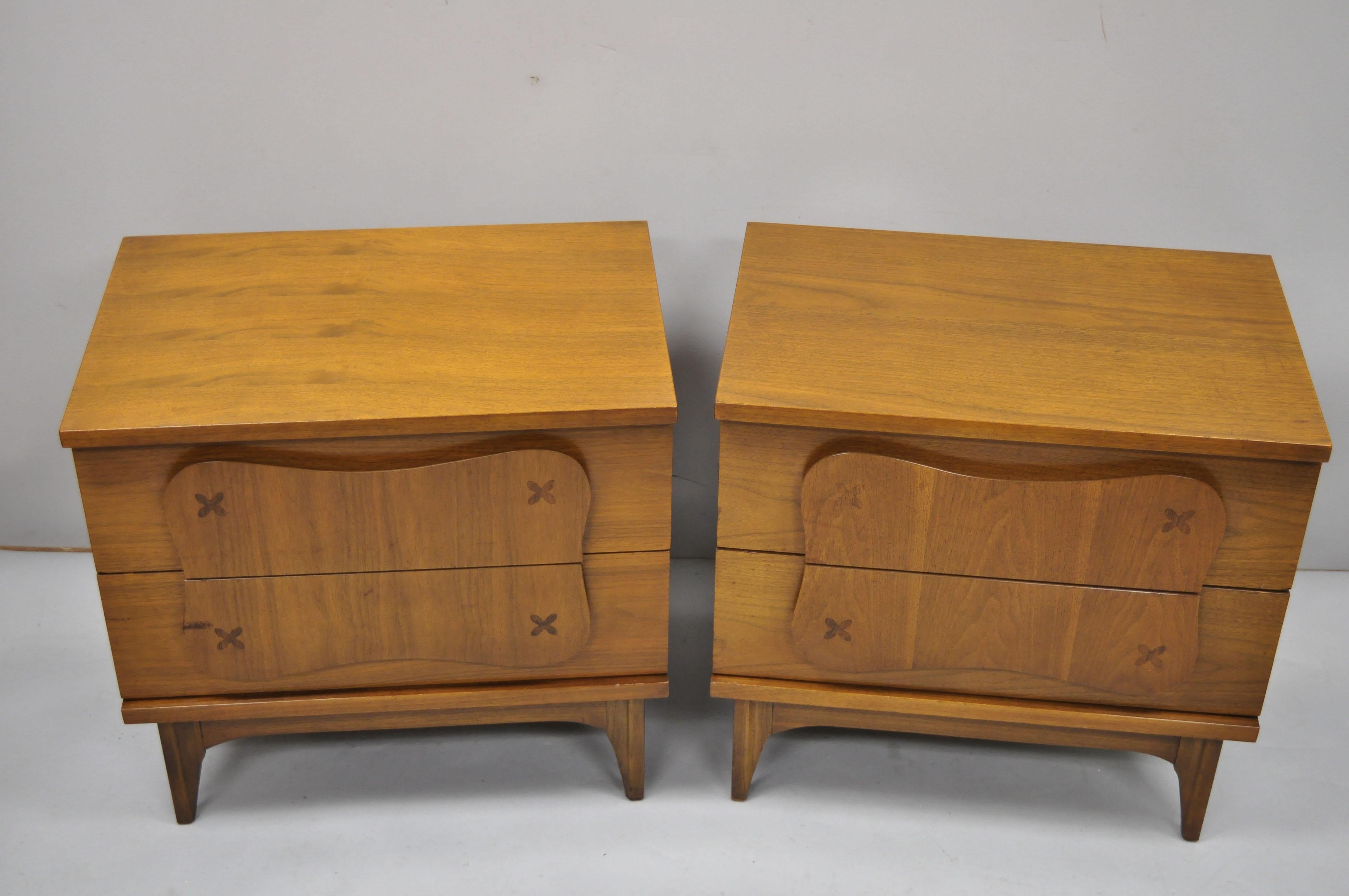 Pair of Vintage Bassett Mid-Century Modern Star Inlay Walnut Nightstands Tables 3
