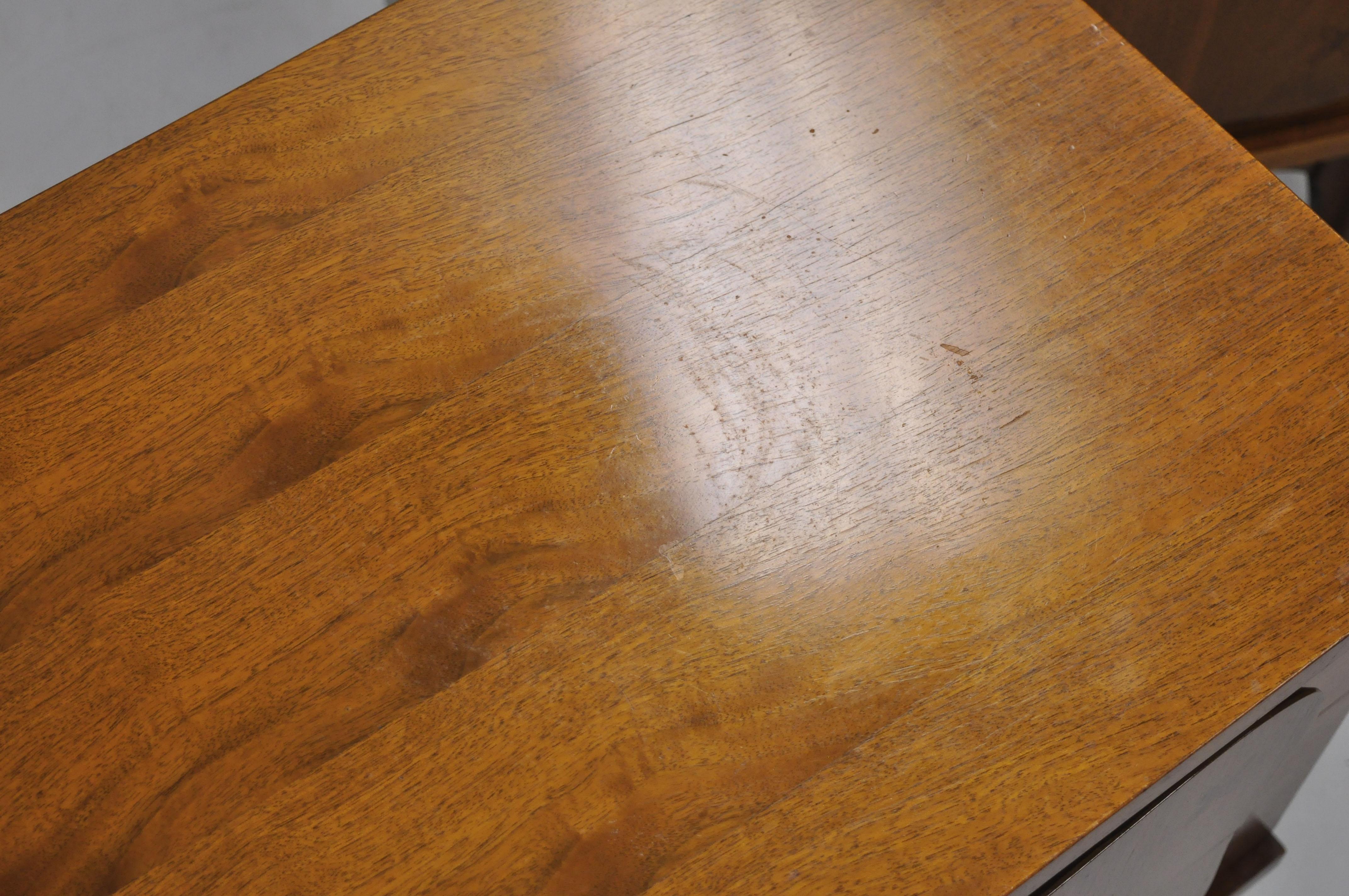 Pair of Vintage Bassett Mid-Century Modern Star Inlay Walnut Nightstands Tables In Good Condition In Philadelphia, PA