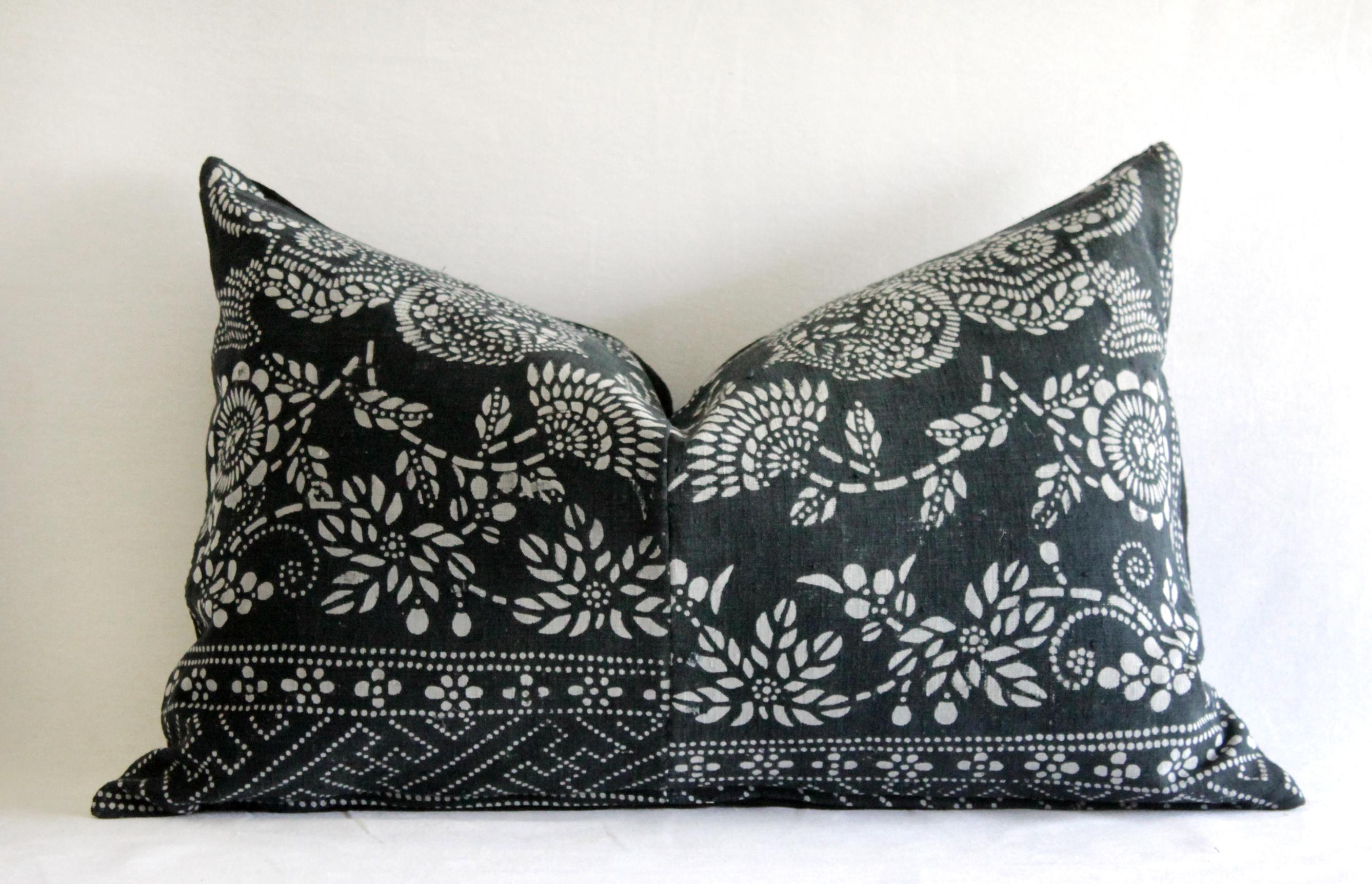 Pair of Vintage Batik Black Lumbar Pillows In Good Condition In Brea, CA