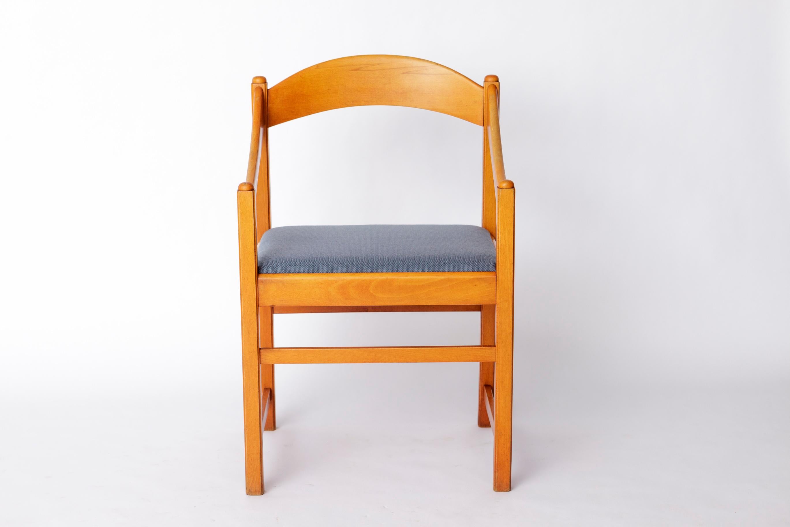 Sillones vintage únicos - Probablemente alemanes, años 70
Fabricante: Desconocido
Origen: Probablemente Alemania
Periodo de producción: Alrededor de 1970

Estos llamativos sillones vintage presentan un robusto armazón de madera de haya, bellamente