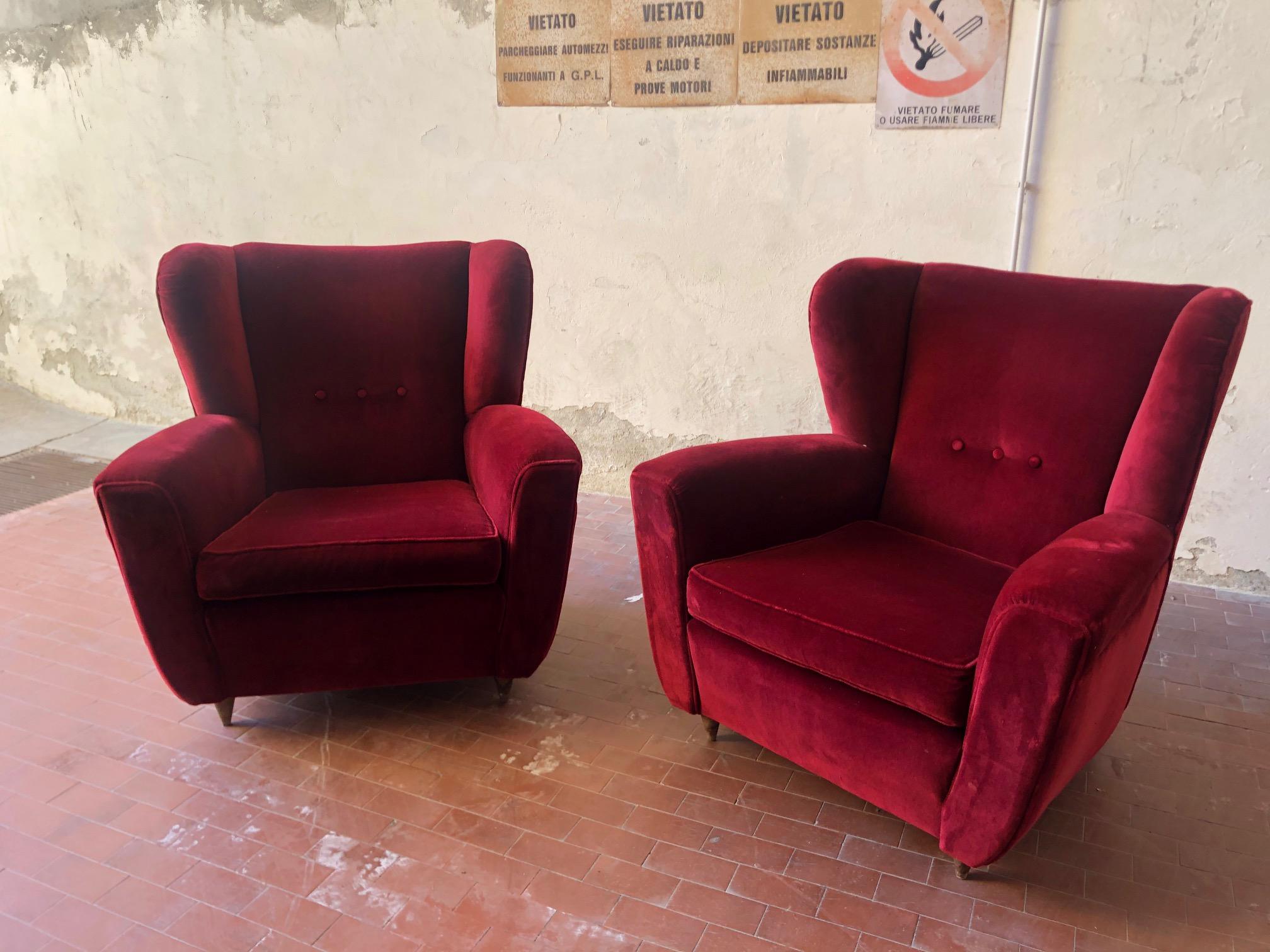 Beautiful pair of vintage lounge armchairs, upholstered in original red velvet, with some small signs of wear as shown in the photo, due to the years of the armchairs. Produced around 1960 in Italy, they are in good condition, the seat is warm,