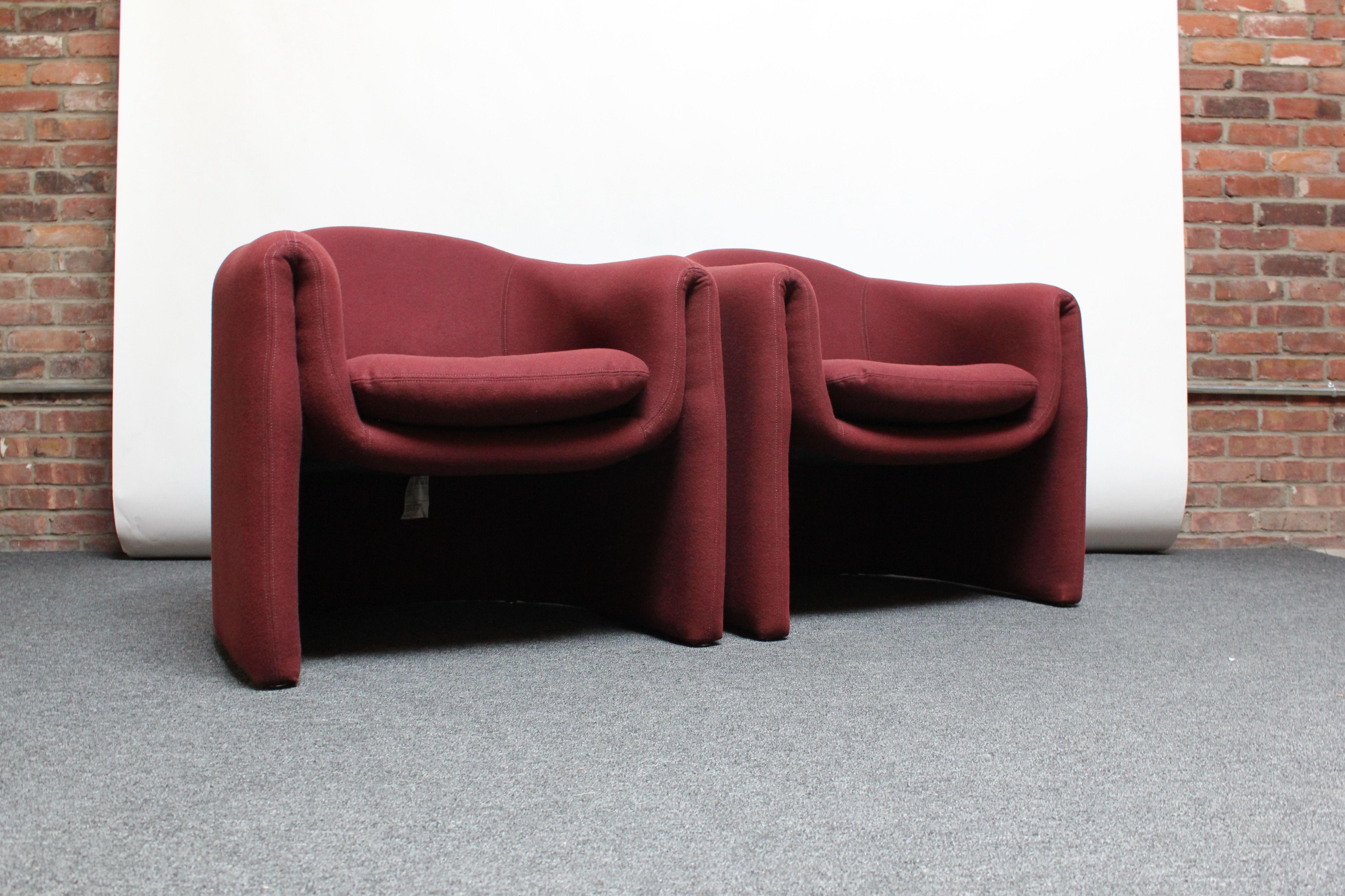Pair of iconic barrel lounge chairs designed by Vladimir Kagan for Preview (ca. 1980s, USA).
Relatively small in scale, yet perfectly proportioned to offer maximum comfort. Attractive biomorphic shape and sinuous frame with continuous seat cradle