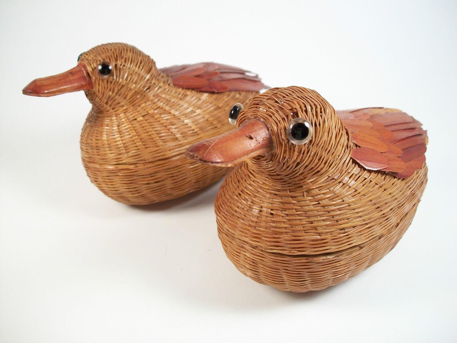 Vintage - finely woven - pair of bird form lidded baskets - articulated feathers, beaks and eyes - possibly Indonesian - mid/late 20th century.

Excellent vintage condition - no loss - no damage - no repairs.

Size of each - 6 1/2