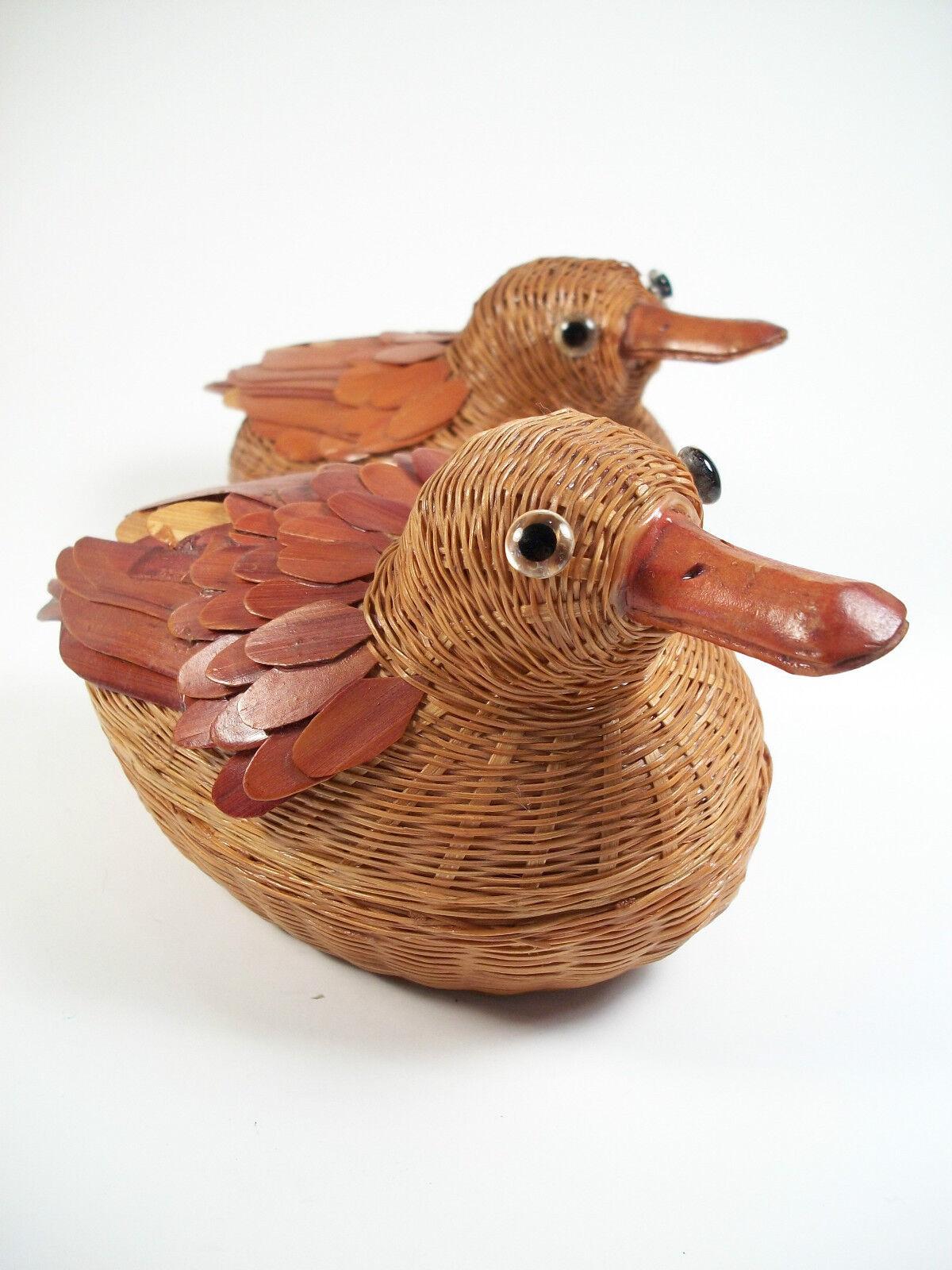 Folk Art Pair of Vintage Bird Form Lidded Baskets - Finely Woven - Late 20th Century For Sale