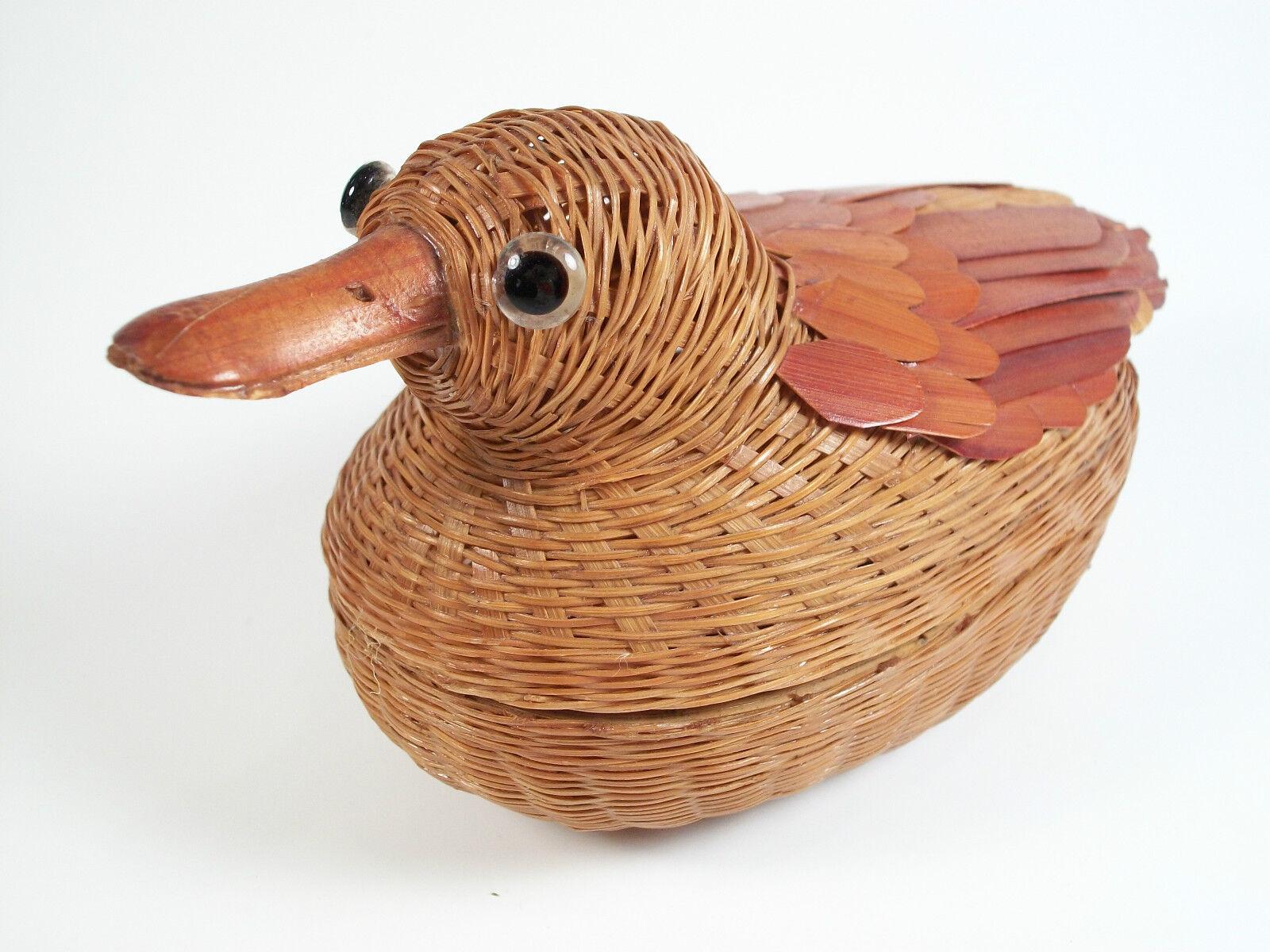 Hand-Crafted Pair of Vintage Bird Form Lidded Baskets - Finely Woven - Late 20th Century For Sale