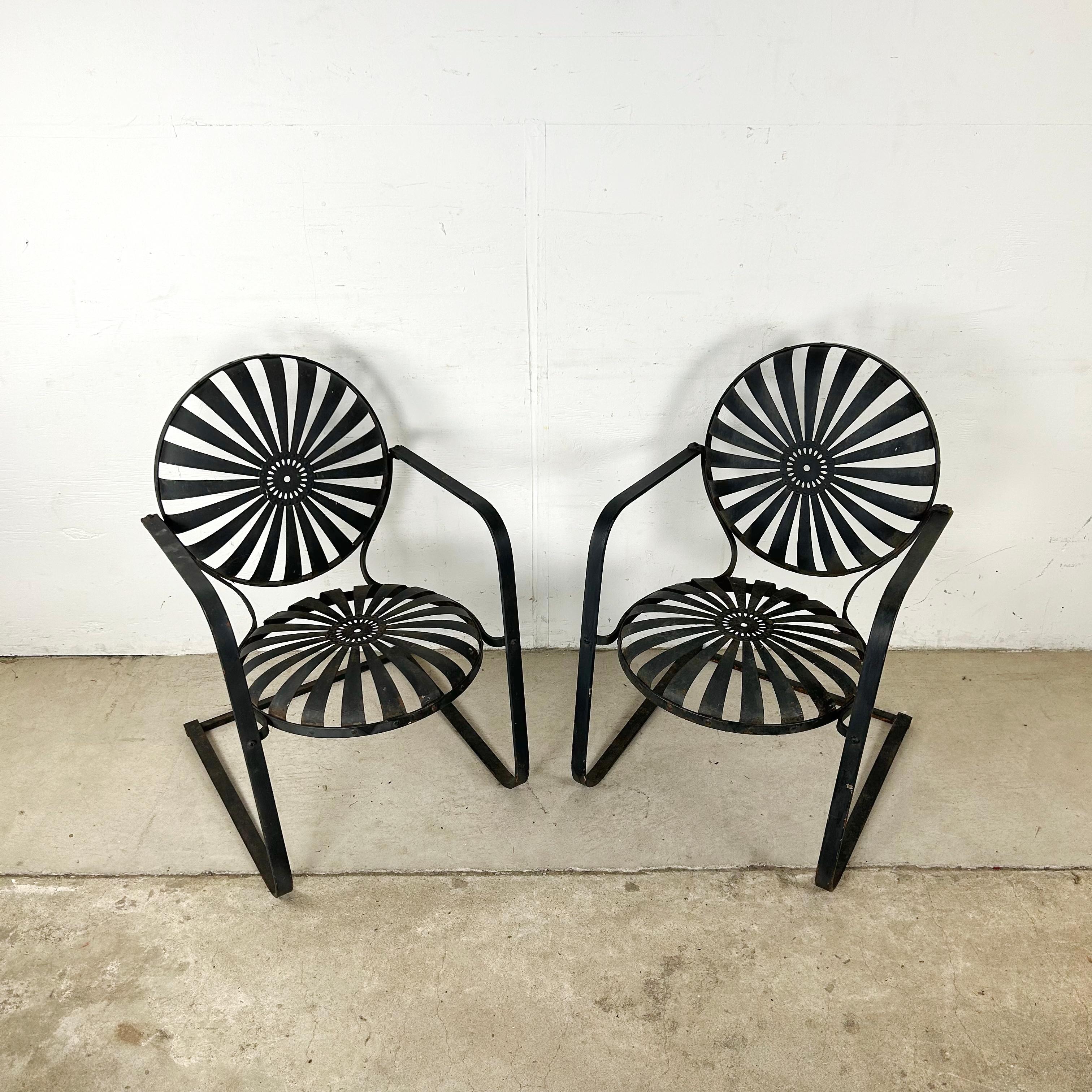 Exemple frappant du design moderne français, cette paire de chaises de patio cantilever noires vintage est attribuée à François Carré, le célèbre designer du début du XXe siècle connu pour ses meubles d'extérieur sculpturaux. Ces chaises allient