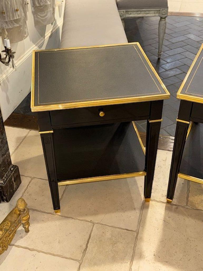 Pareja de mesas auxiliares vintage lacadas en negro y latón según Maison Jansen Francés en venta