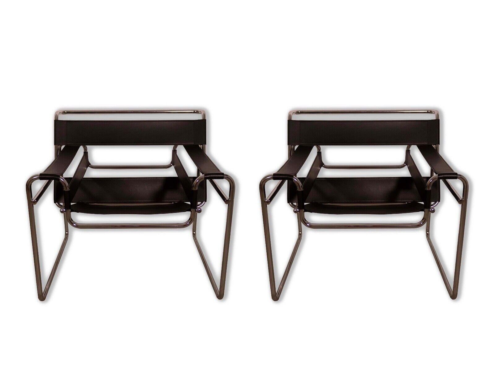 Cette paire de chaises en cuir noir et chrome de style Wassily exsude l'élégance intemporelle du design moderne du milieu du siècle. Fabriquées avec un mélange parfait de cadres chromés élégants et de rembourrage en cuir noir souple, ces chaises