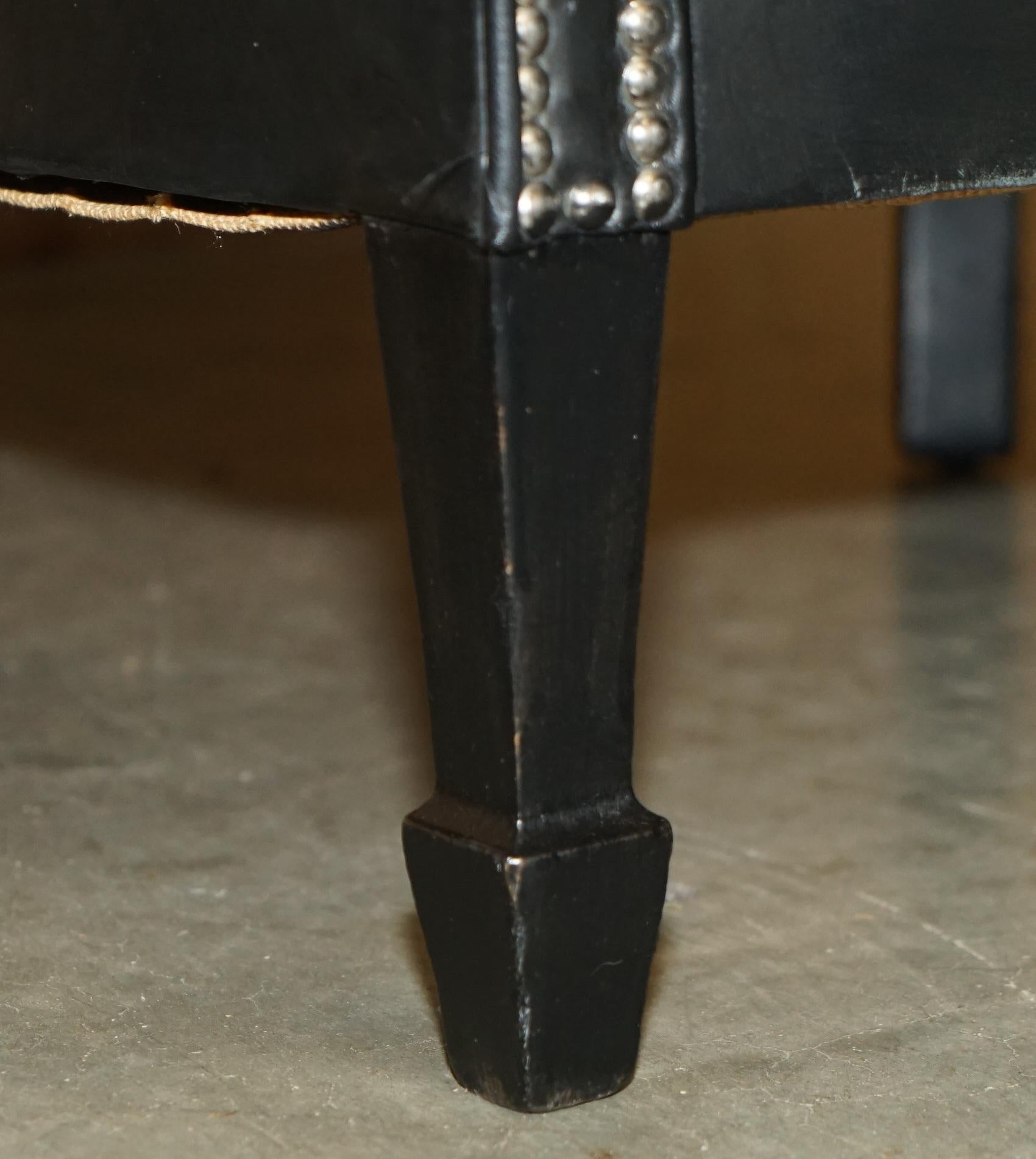 PAIR OF VINTAGE BLACK LEATHER TUB CLUB ARMCHAIRS WiTH HAND STUDDED UPHOLSTERY For Sale 2