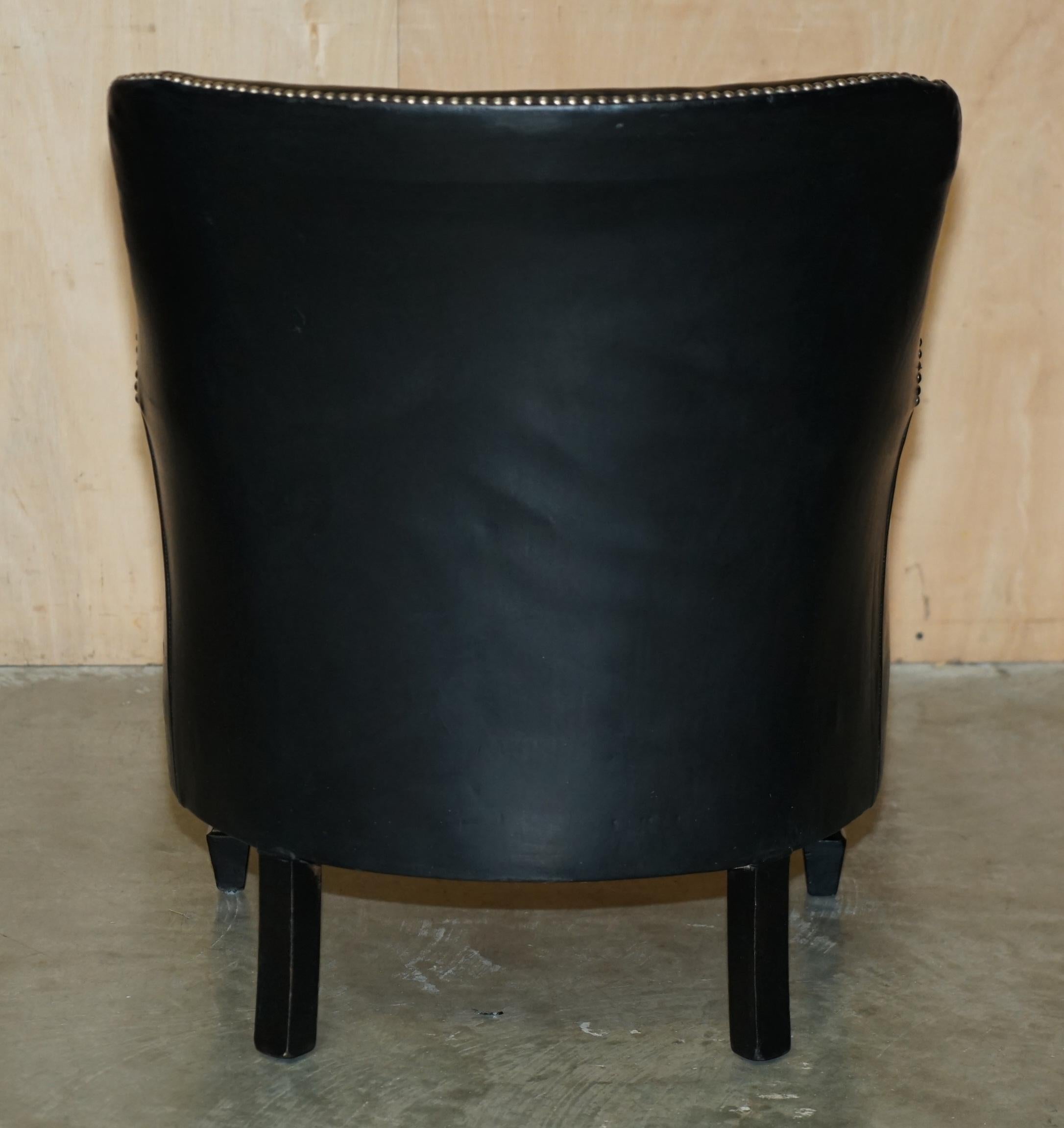 PAIR OF VINTAGE BLACK LEATHER TUB CLUB ARMCHAIRS WiTH HAND STUDDED UPHOLSTERY For Sale 5