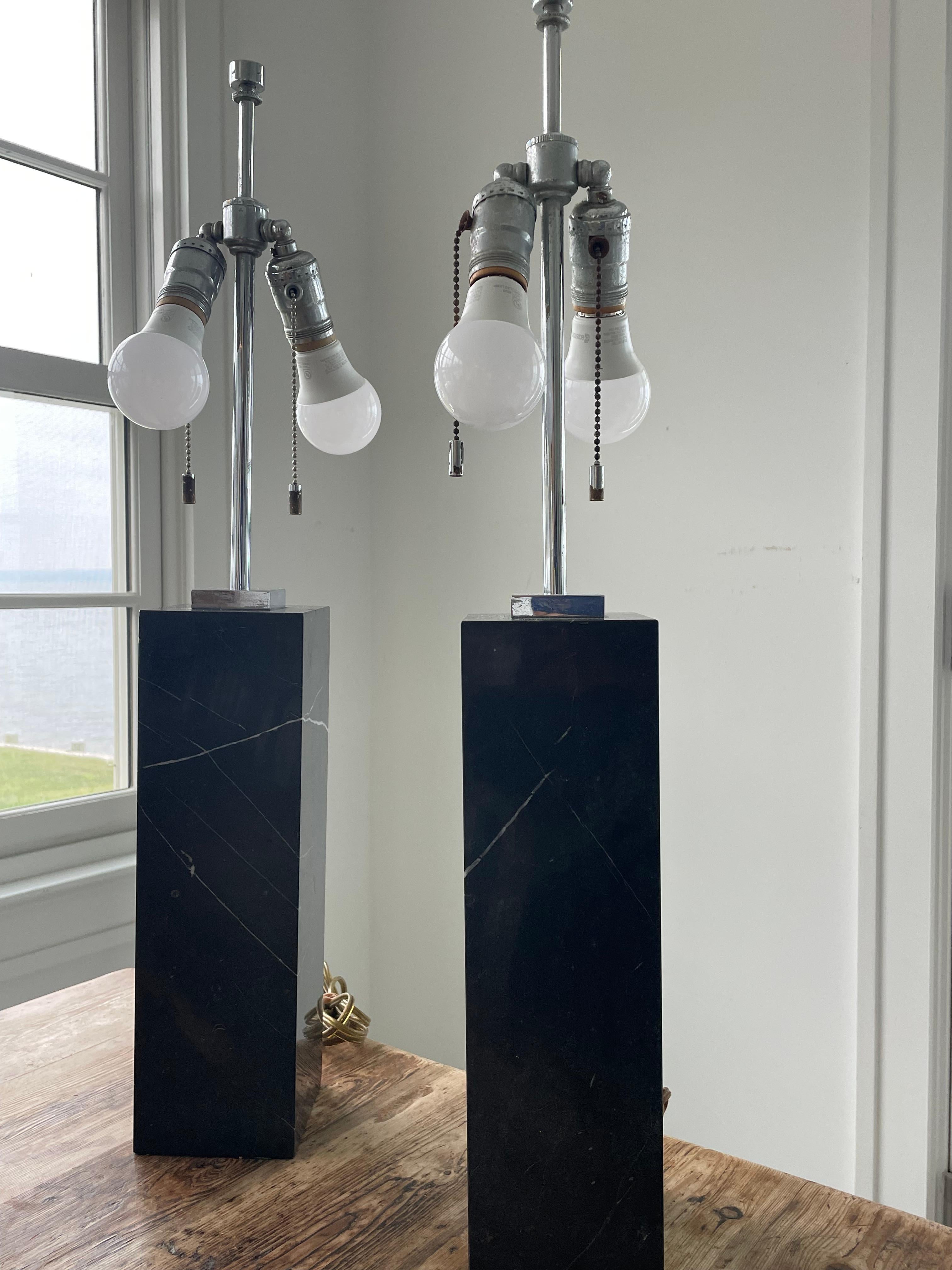 Paire de lampes de table vintage en marbre noir en vente 5
