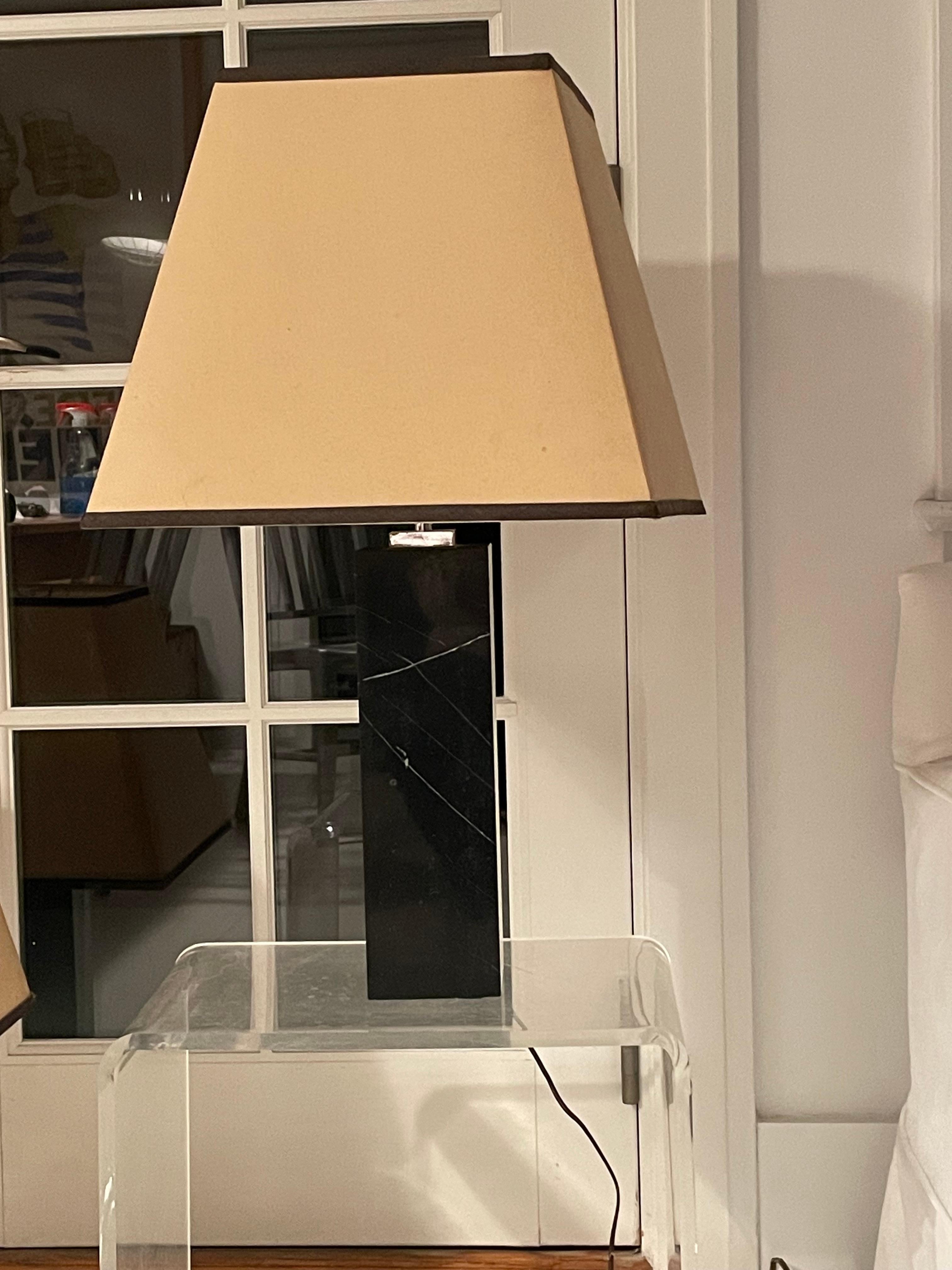 Paire de lampes de table vintage en marbre noir en vente 9