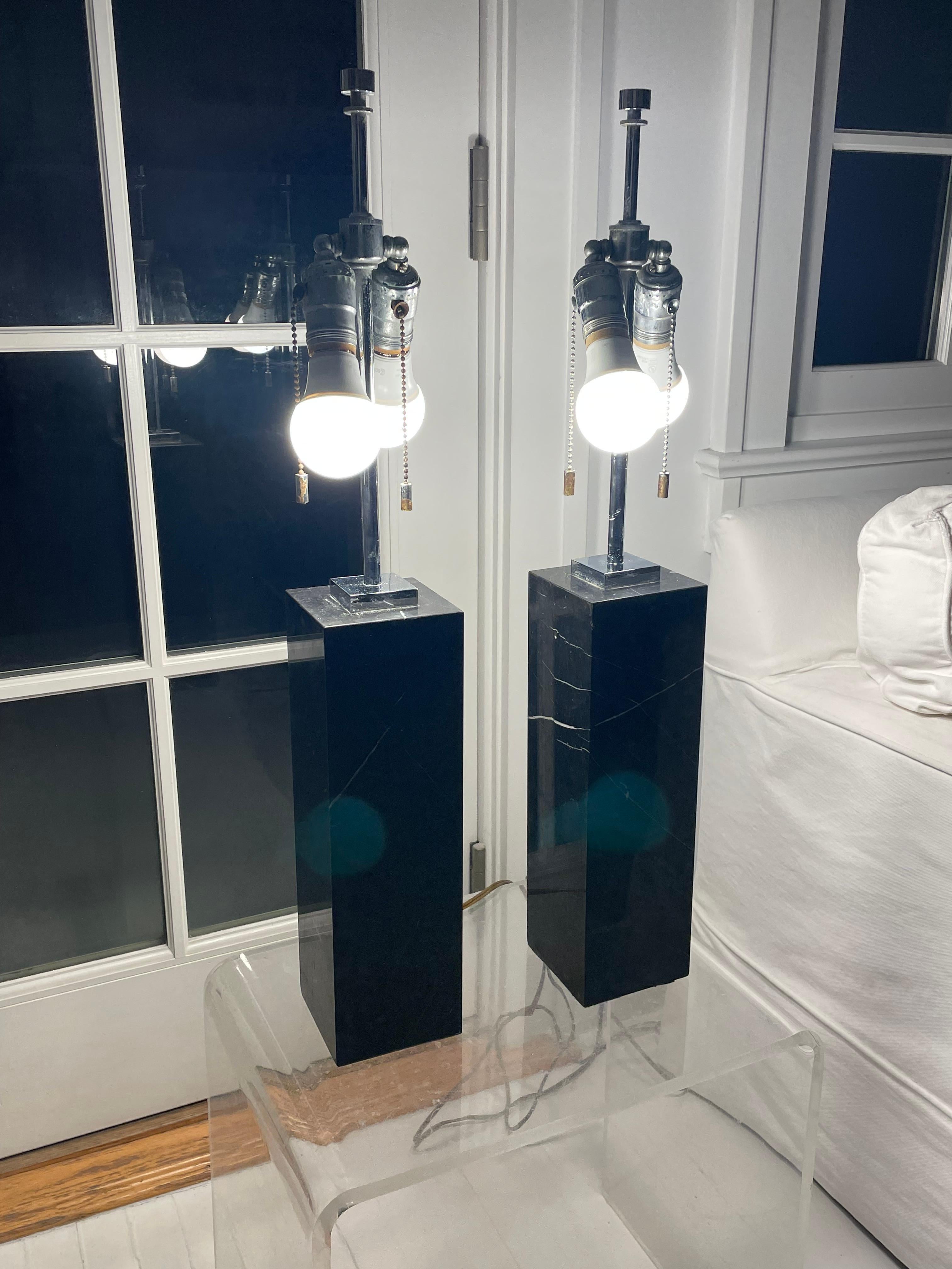 Paire de lampes de table vintage en marbre noir en vente 11