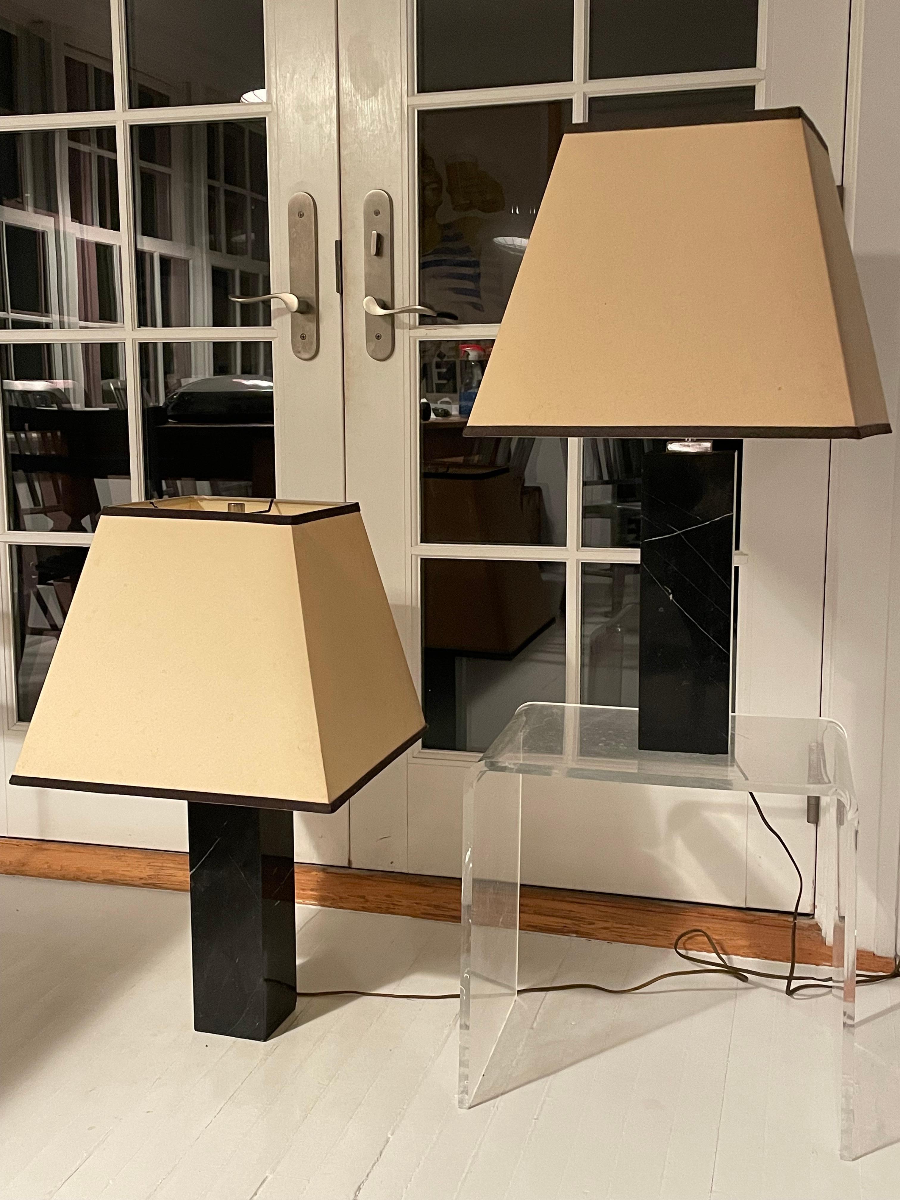 Belle paire de lampes en marbre noir et veiné de blanc de forme rectangulaire en forme de bloc dans le style de AT&T. Robsjohn Gibbings pour Hansen . Lourd et majestueux, mais aussi moderne du milieu du siècle. La quincaillerie supérieure est