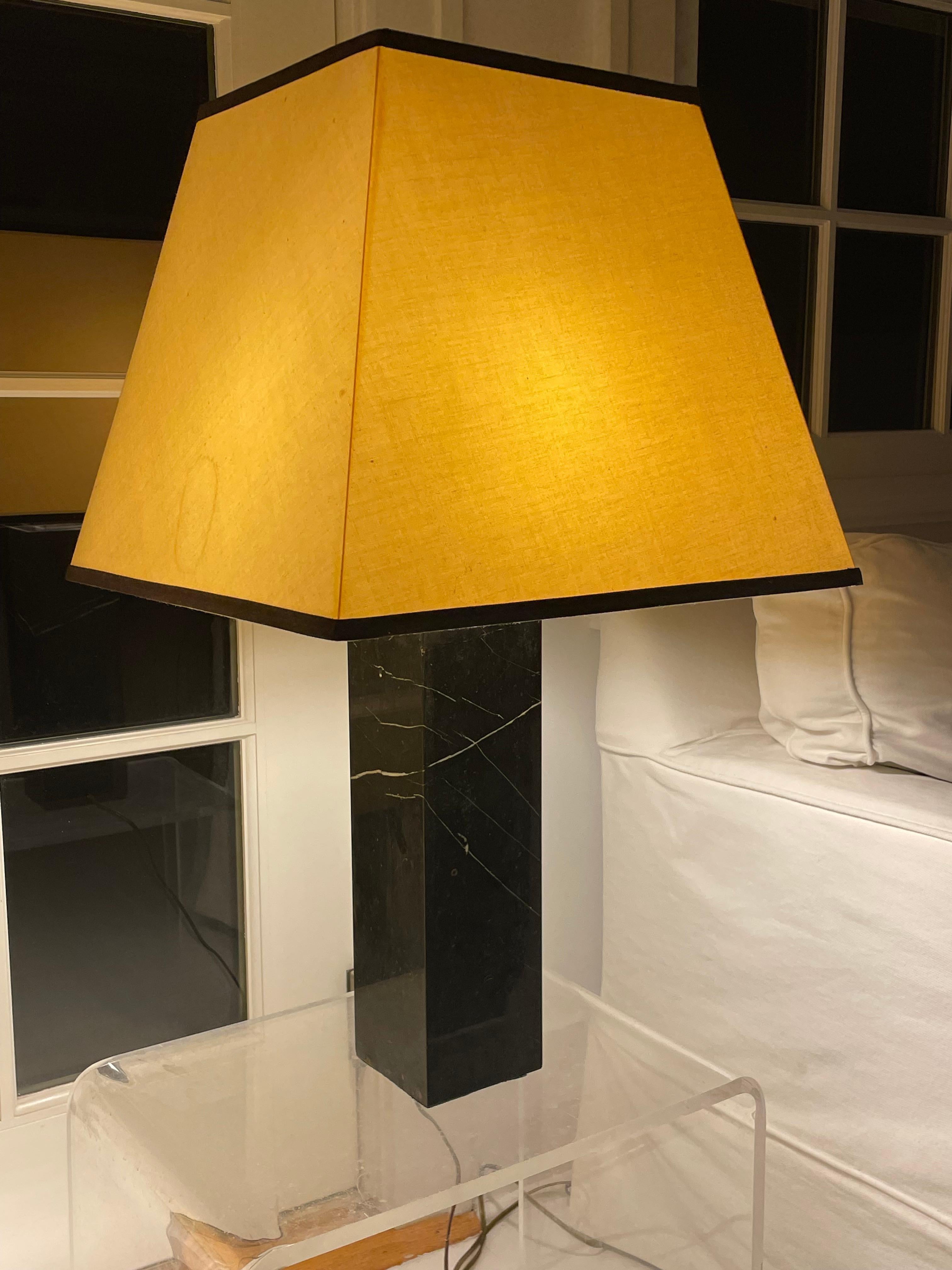 Mid-Century Modern Paire de lampes de table vintage en marbre noir en vente