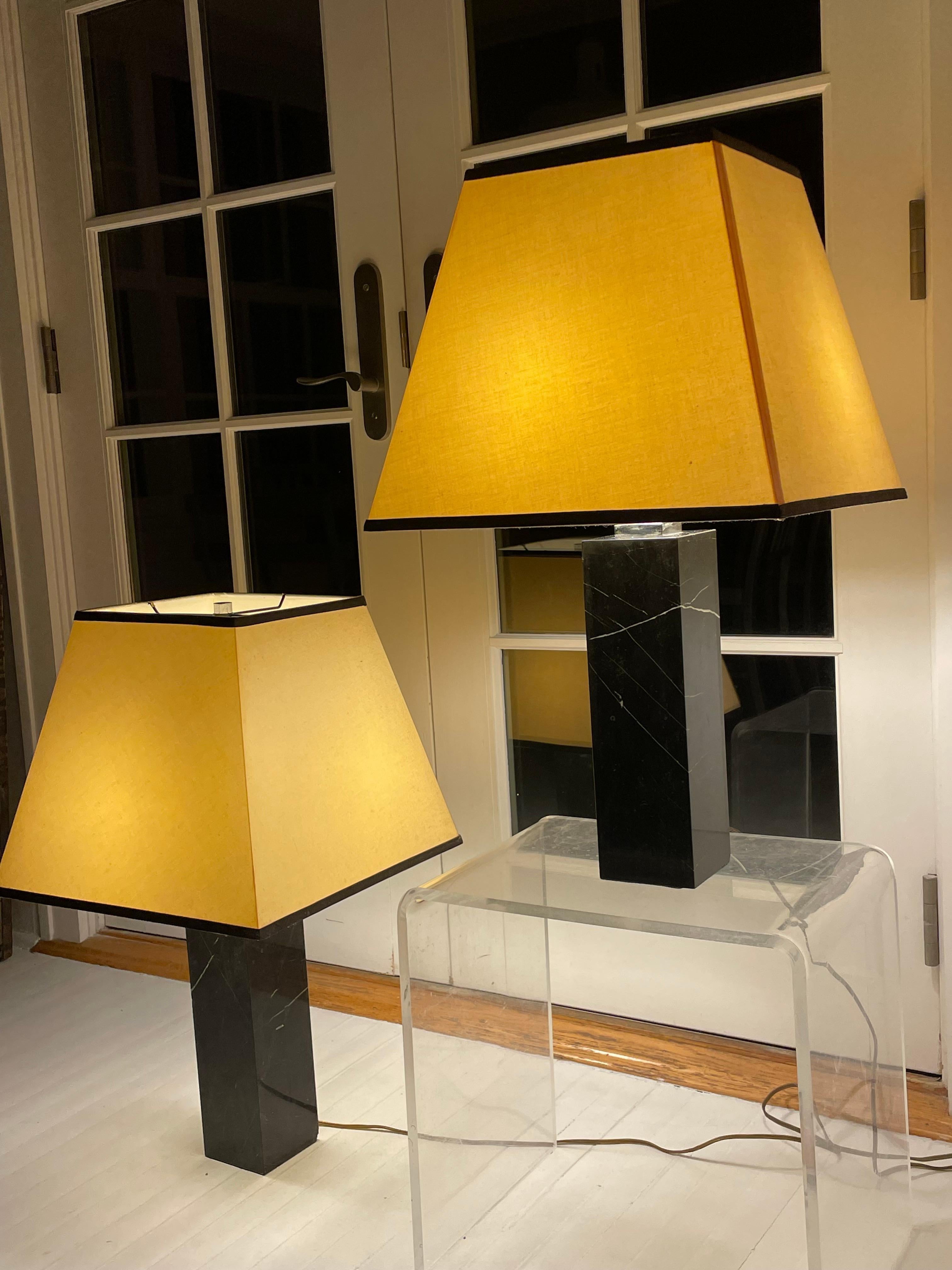 Paire de lampes de table vintage en marbre noir Bon état - En vente à New York, NY
