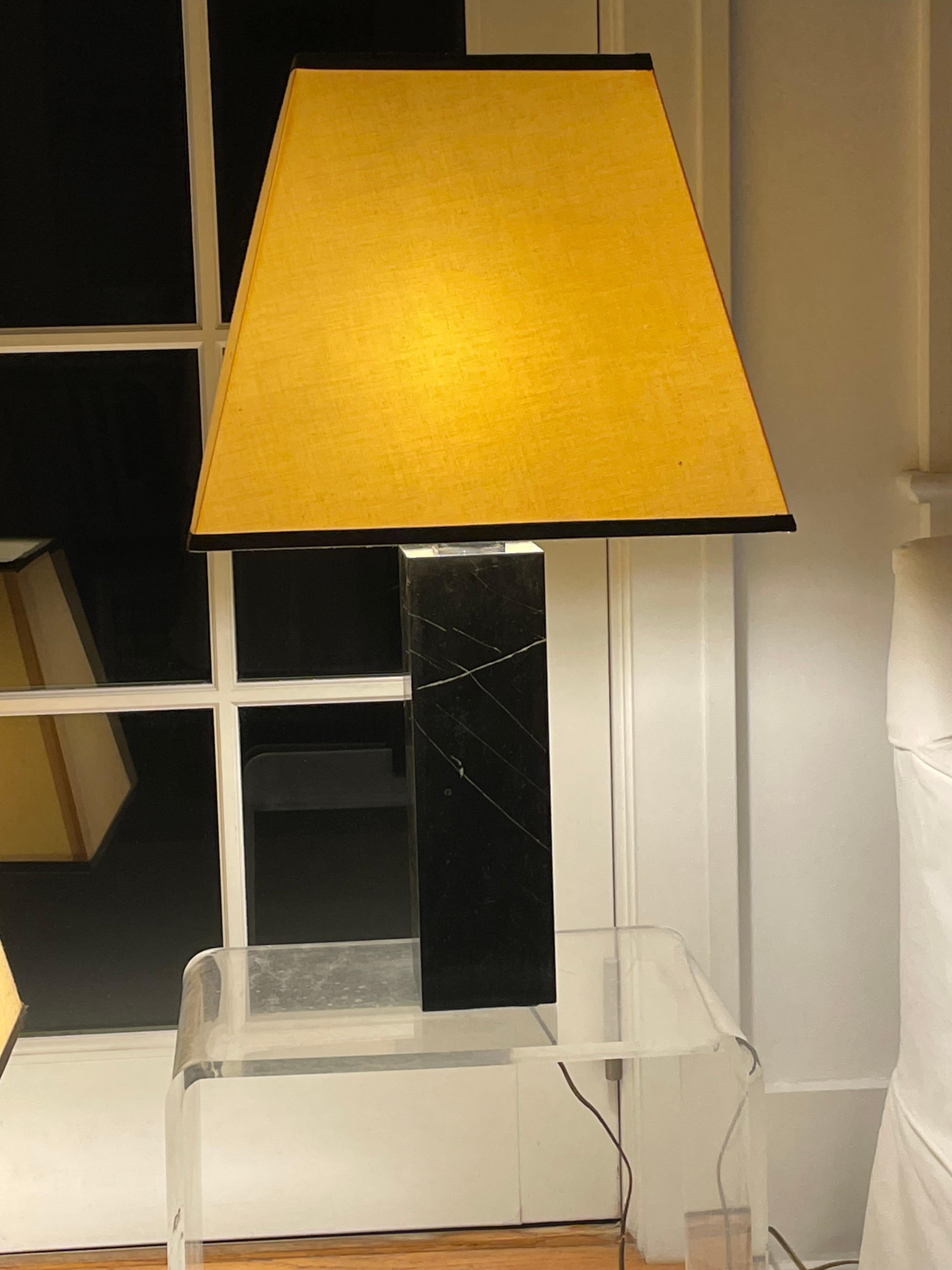 20ième siècle Paire de lampes de table vintage en marbre noir en vente