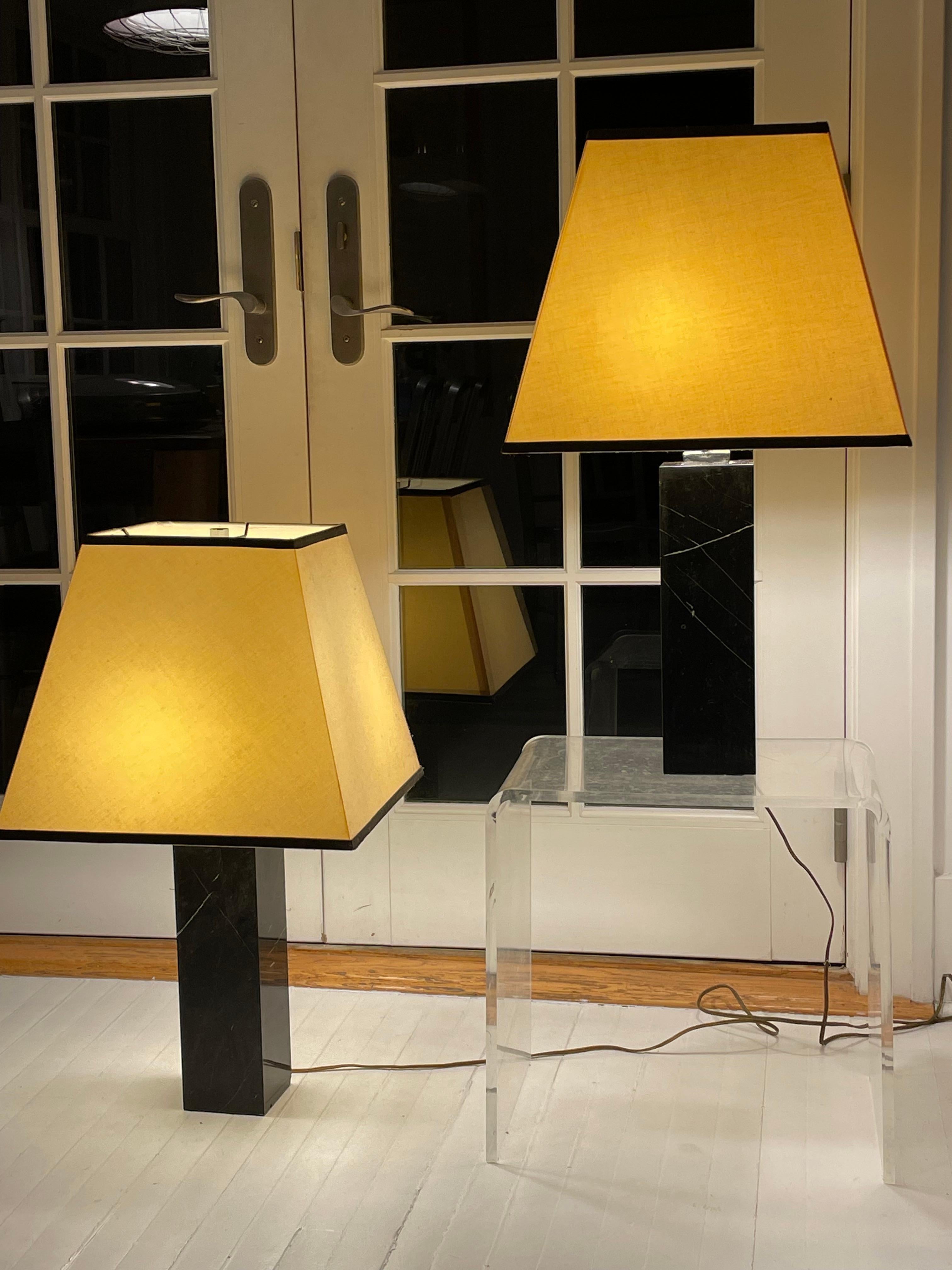 Chrome Paire de lampes de table vintage en marbre noir en vente