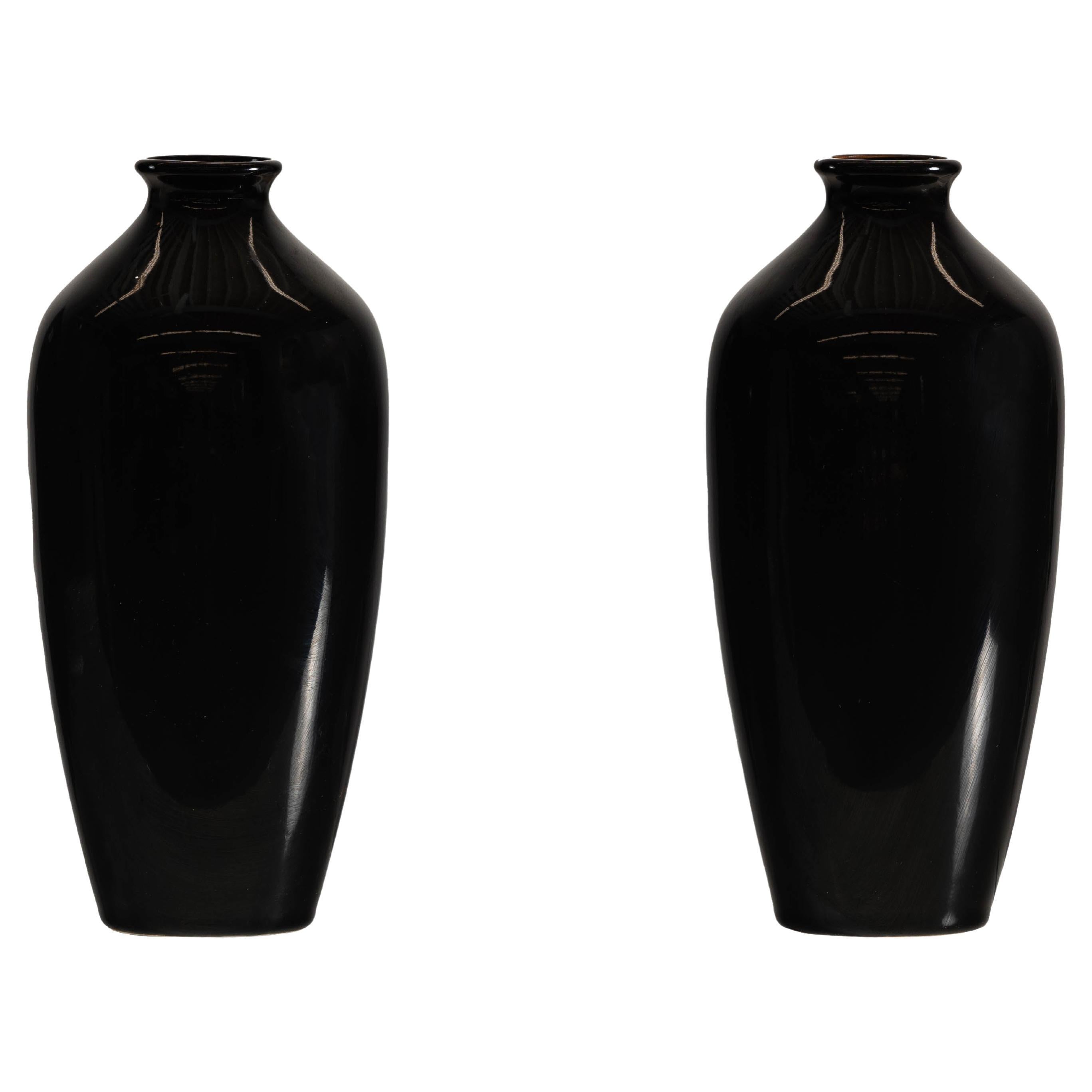 Paire de vases vintage en porcelaine noire à glaçure brillante et cols étroits
