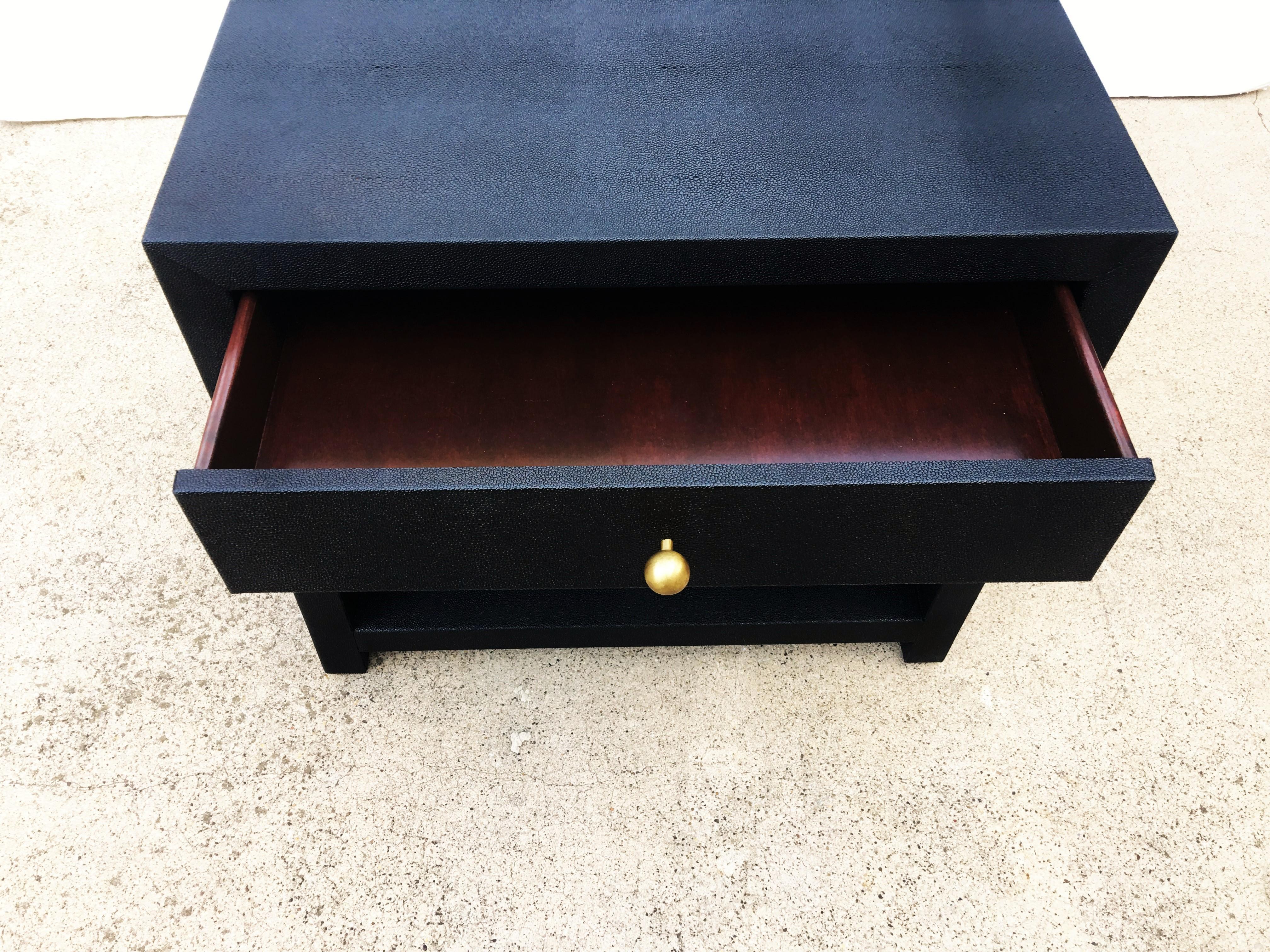 Mid-Century Modern Paire de tables de nuit/tables d'appoint vintage en galuchat noir en vente