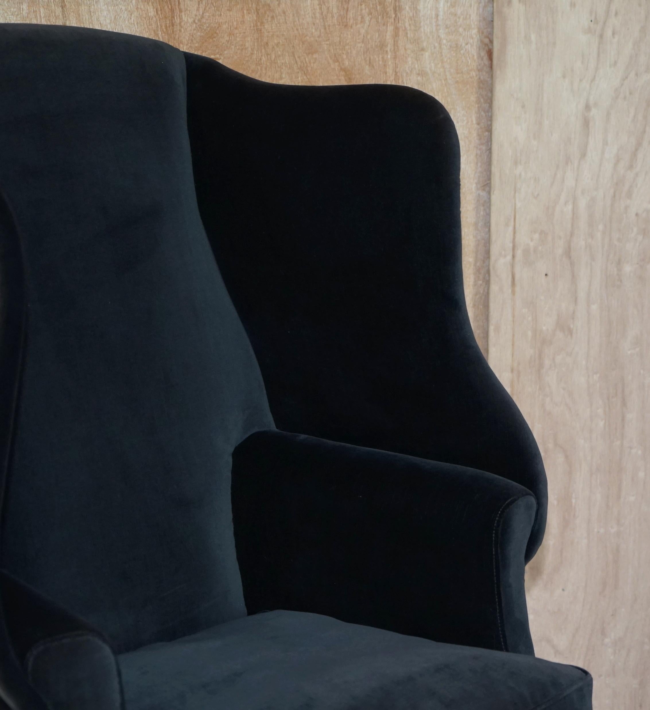 Velours Paire de fauteuils à dossier d'époque George Hepplewhite, tapissés de velours noir en vente