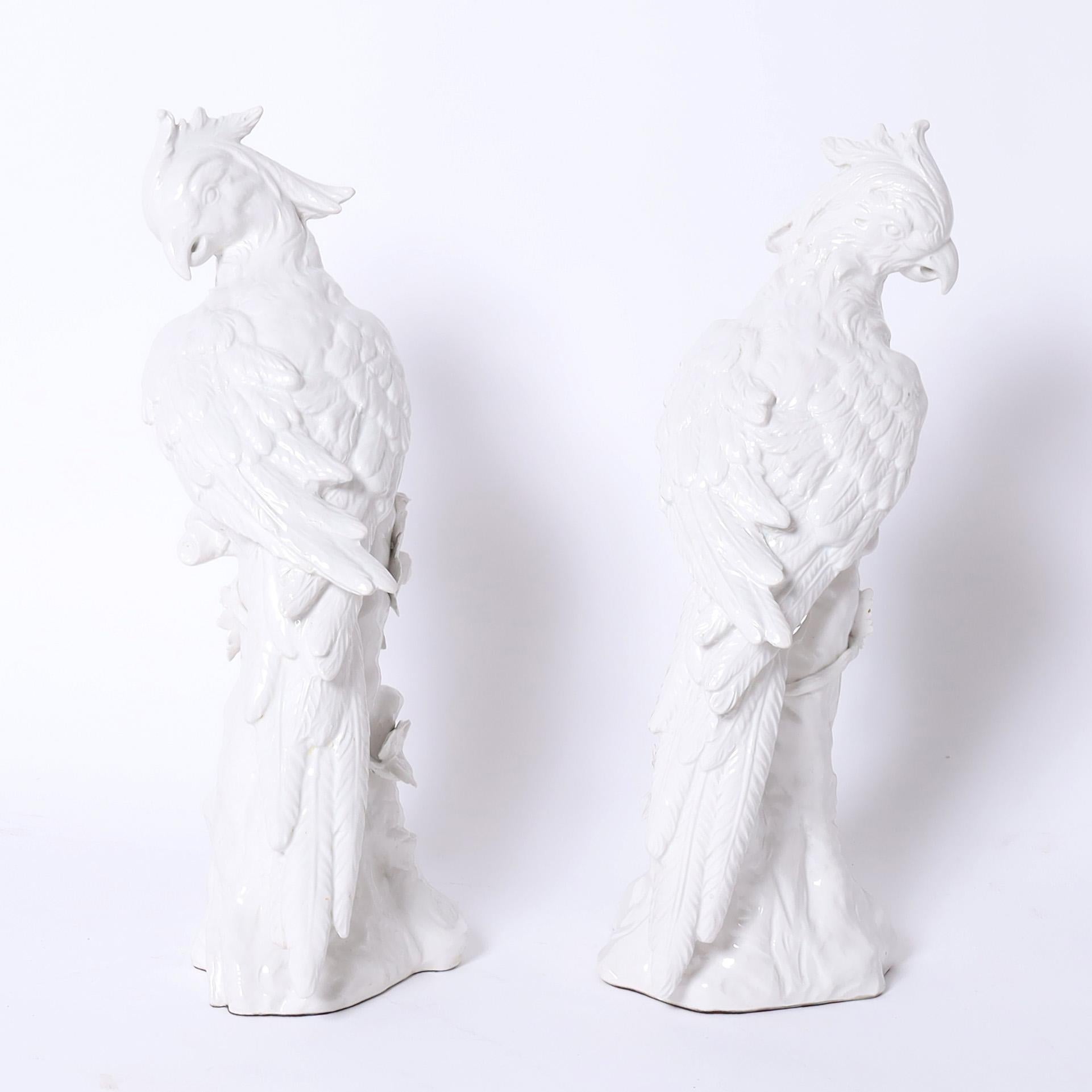 Mid-Century moderno Coppia di figure di uccelli o pappagalli Blanc de Chine d'epoca in vendita