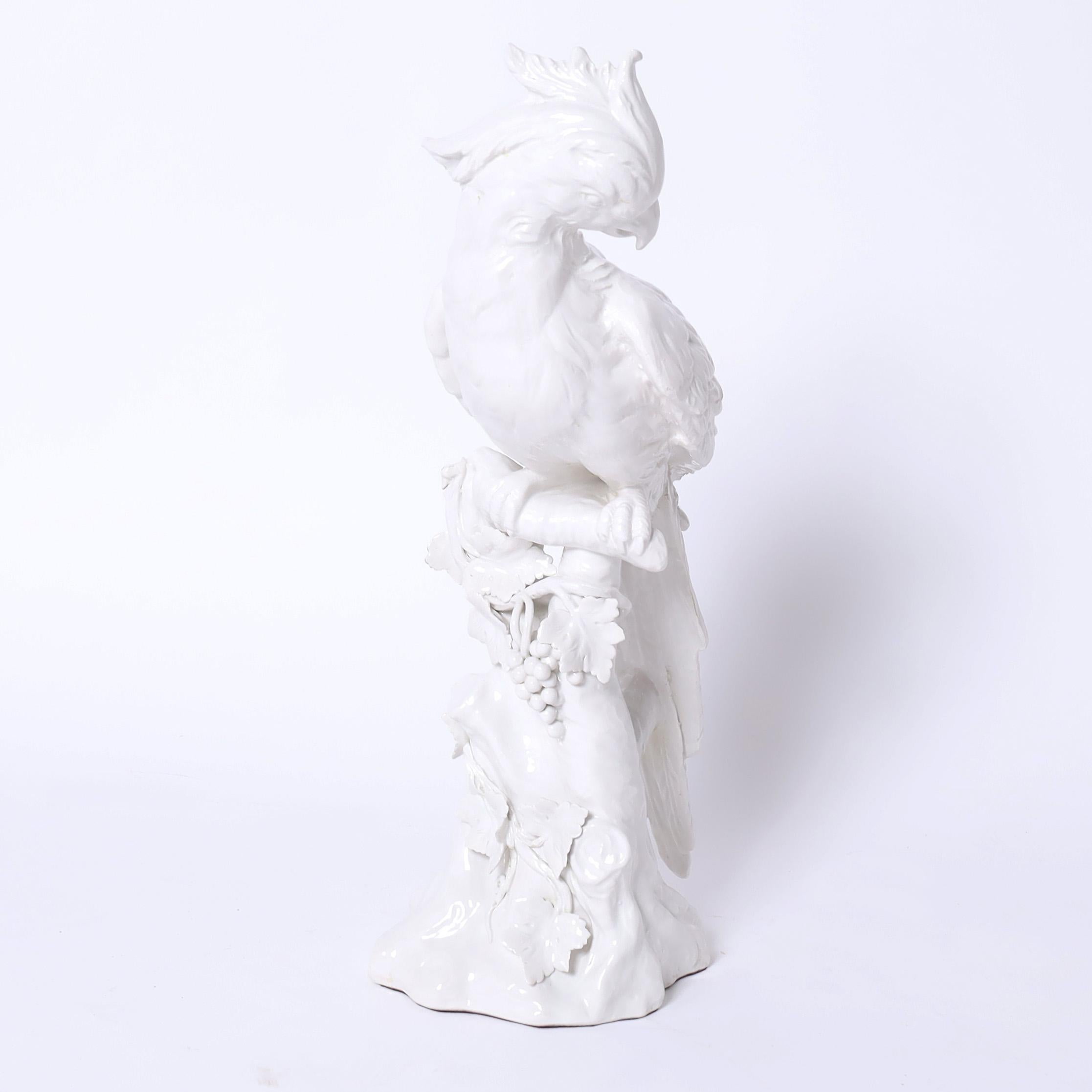 Francese Coppia di figure di uccelli o pappagalli Blanc de Chine d'epoca in vendita