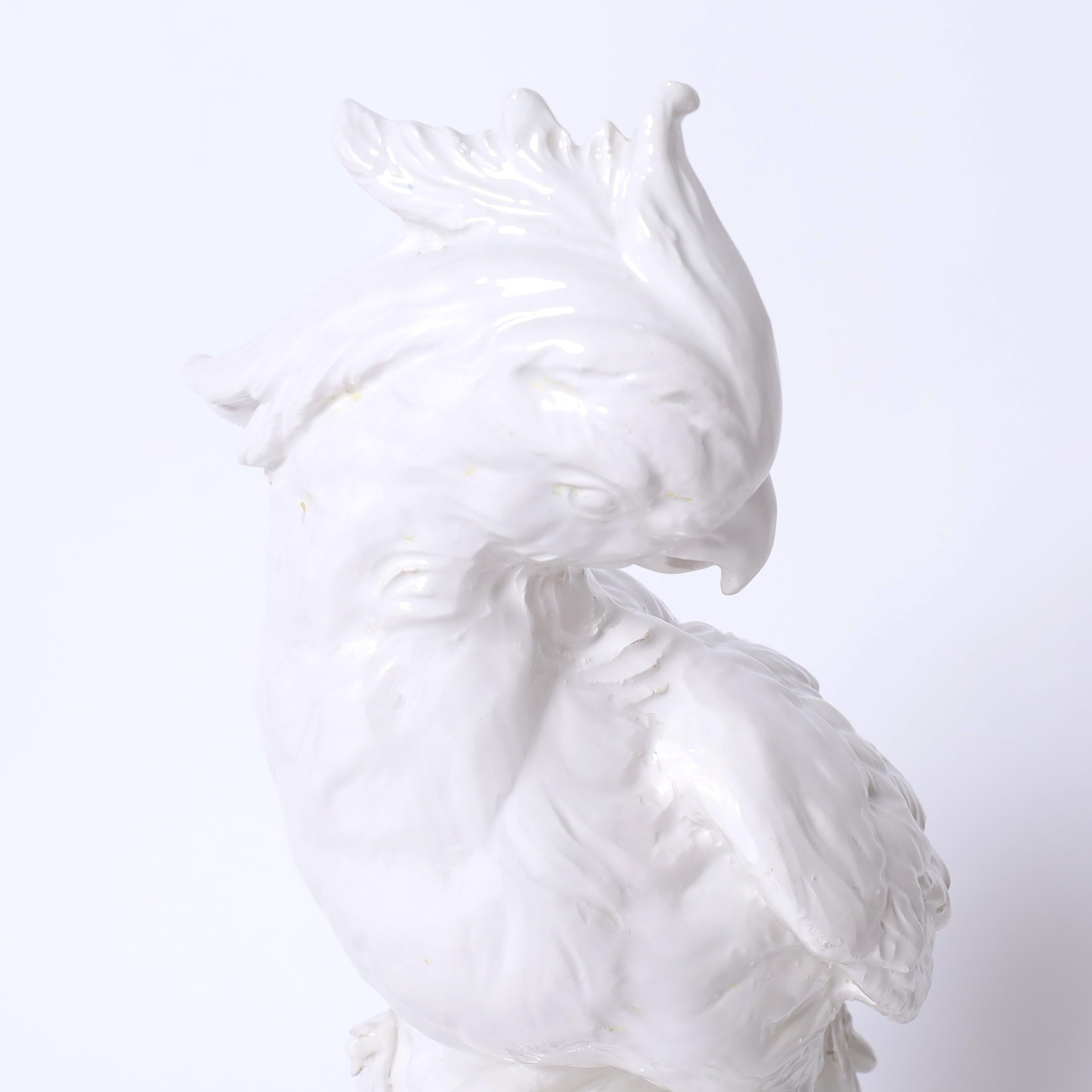 Fatto a mano Coppia di figure di uccelli o pappagalli Blanc de Chine d'epoca in vendita