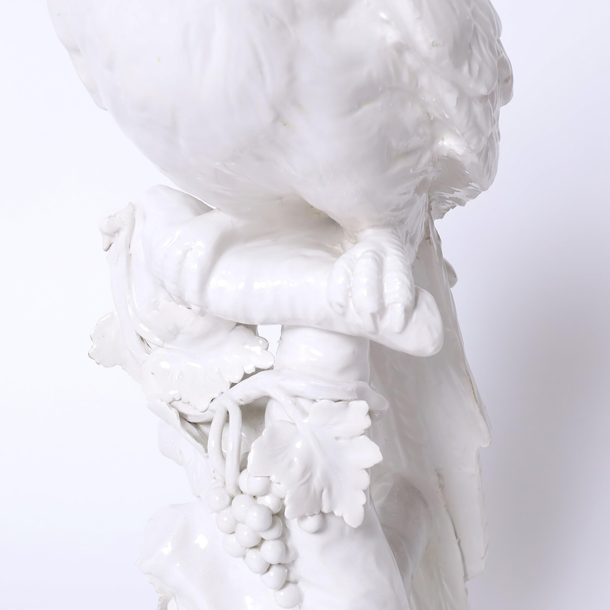 Coppia di figure di uccelli o pappagalli Blanc de Chine d'epoca In condizioni buone in vendita a Palm Beach, FL