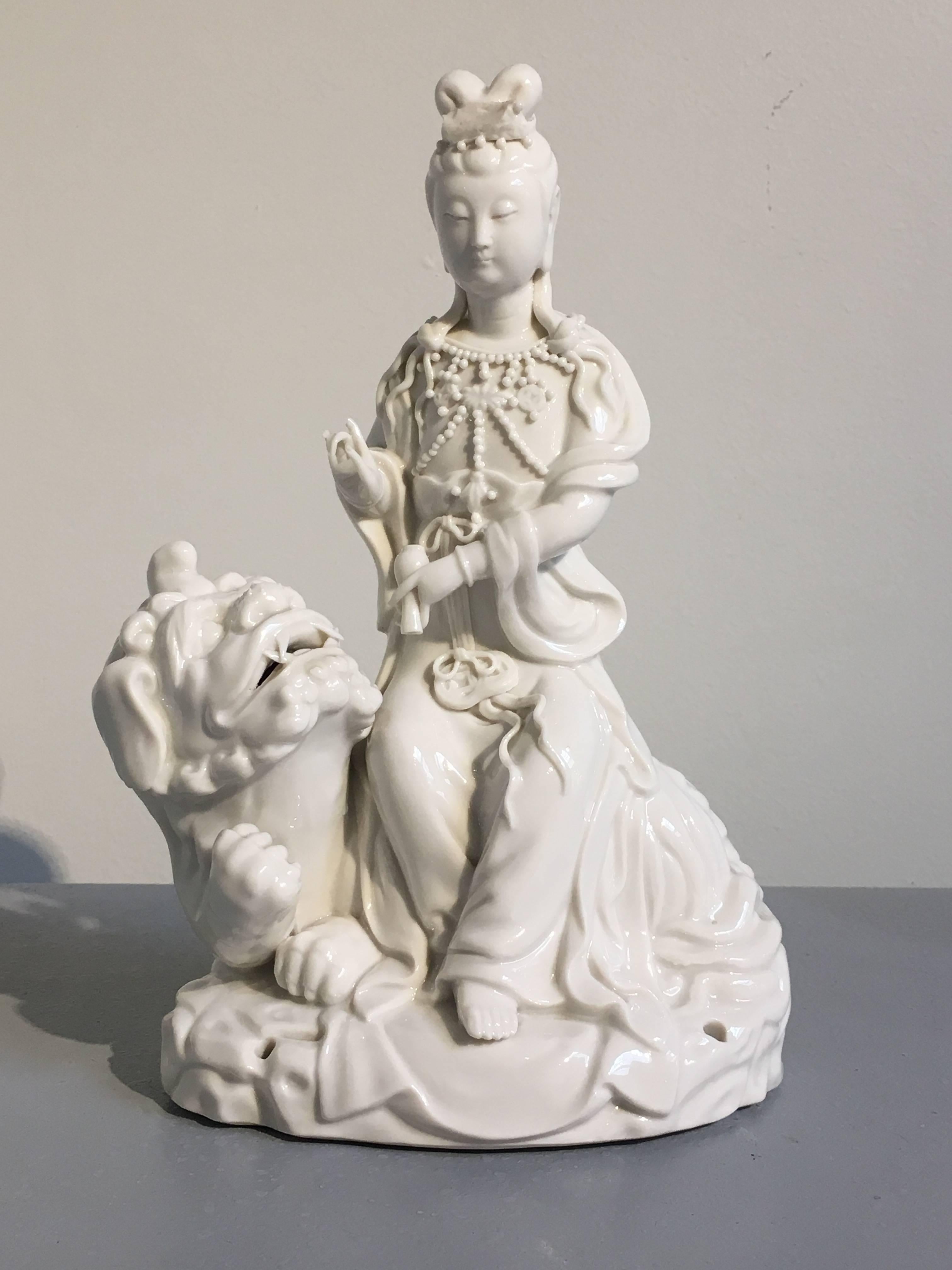 Paar Blanc de Chine-Vintage-Figuren von Guanyin, der auf einem Elefanten und einem Löwen reitet im Angebot 4