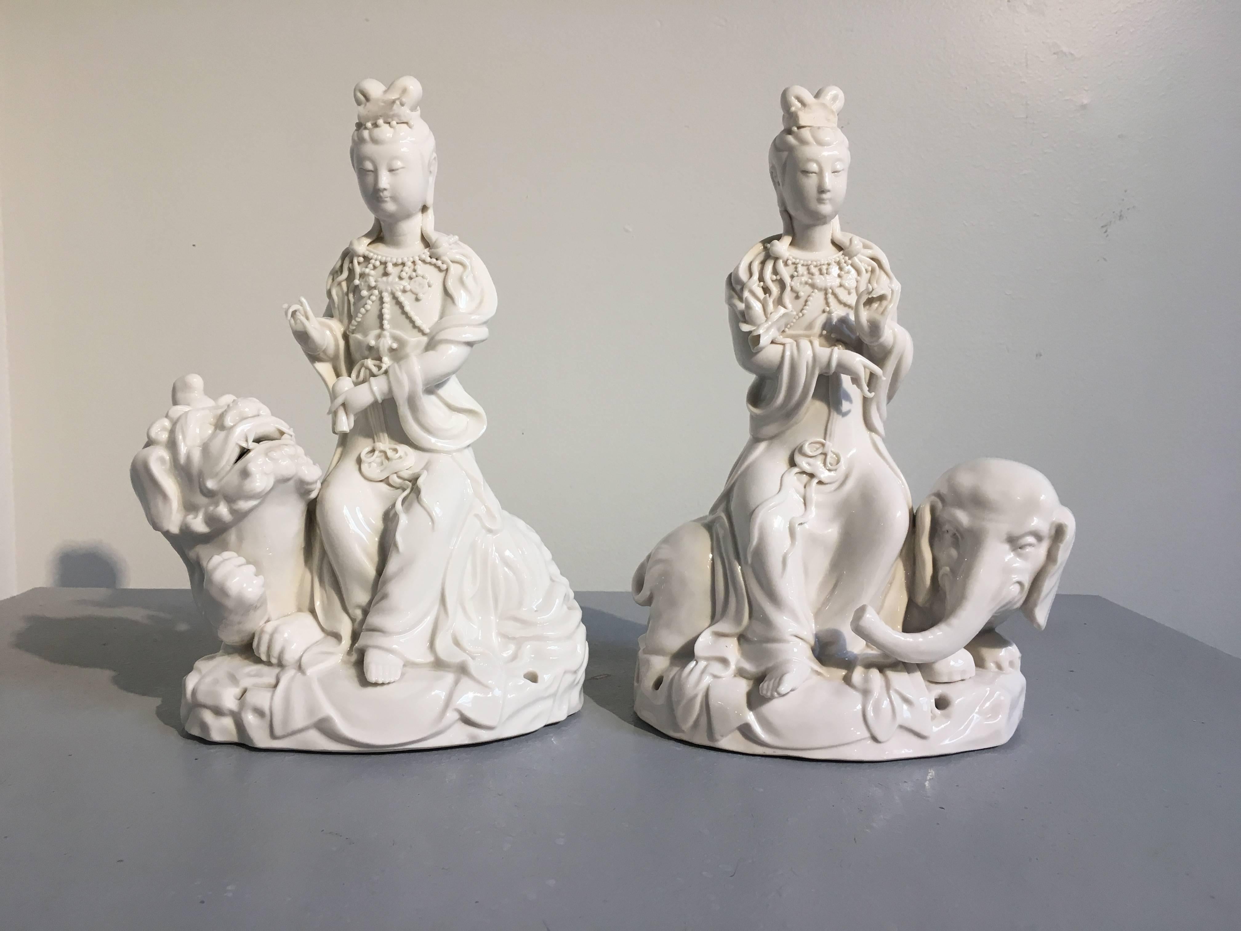 Schönes Paar chinesischer Blanc de Chine-Figuren des Guanyin (Avalokiteshvara) auf Tieren sitzend, Republikepoche, um 1930.
Guanyin, der Bodhisattva der Barmherzigkeit und des Mitgefühls, ist als matronenhafte Figur dargestellt, die in voluminöse
